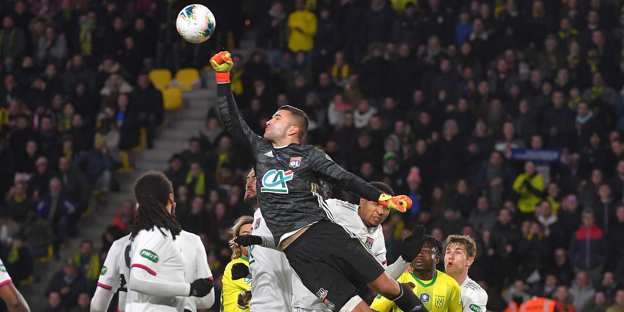 Anthony Lopes s'envole durant le match  Lyon - Nantes en Coupe de France, le 18 janvier 2020