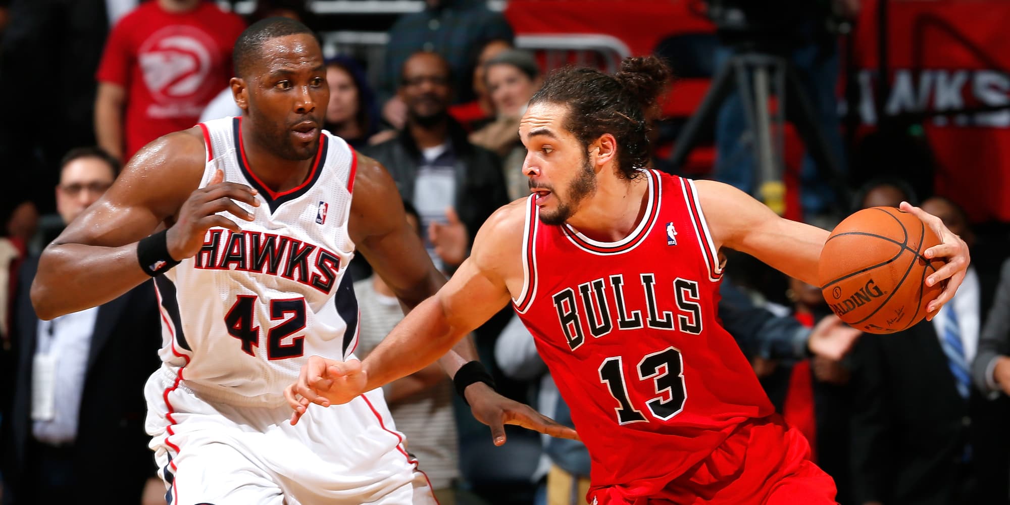 Joakim Noah lorsqu'il jouait pour les Chicago Bulls, ici face à Elton Brand des Atlanta Hawks, à la Philips Arena d'Atlanta, le 24 février 2014.