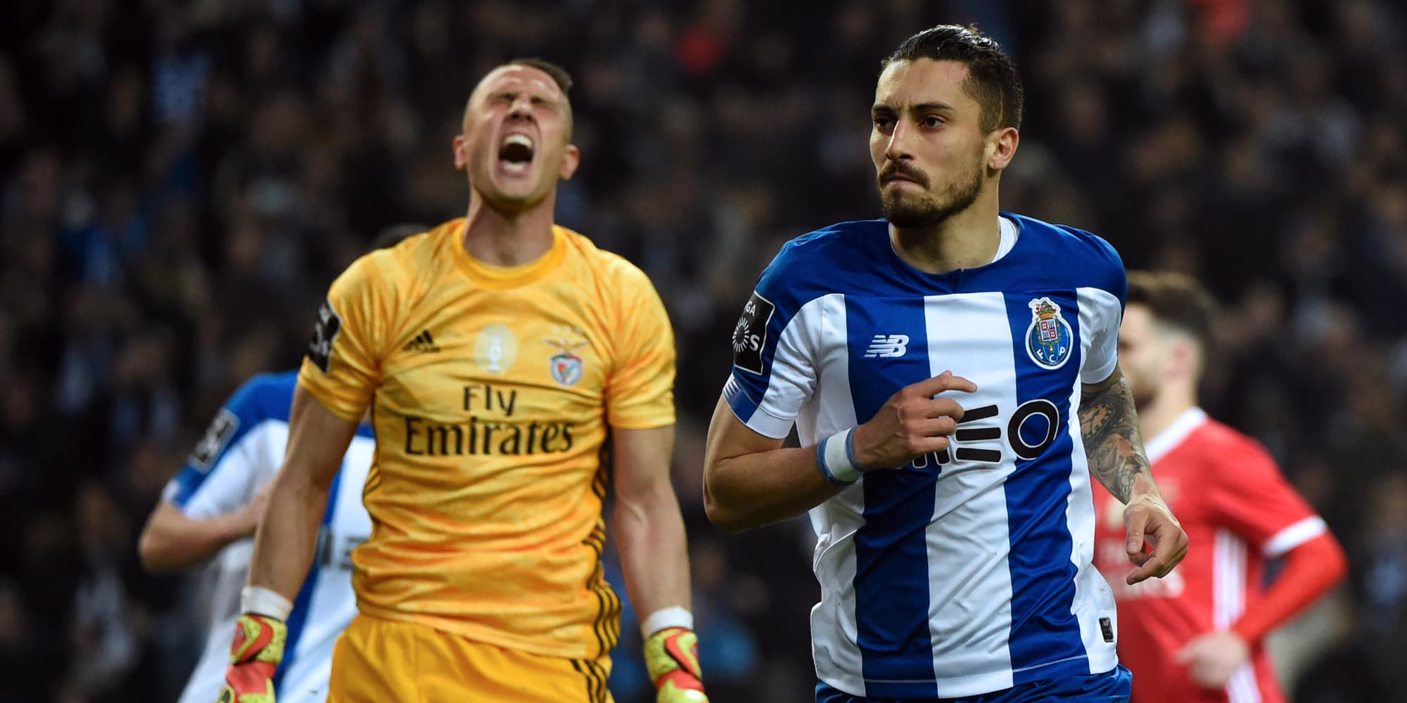 Alex Telles de Porto et le gardien du Benfica Odisseas Vlachodímos lors de Porto-Benfica, le 8 février 2020