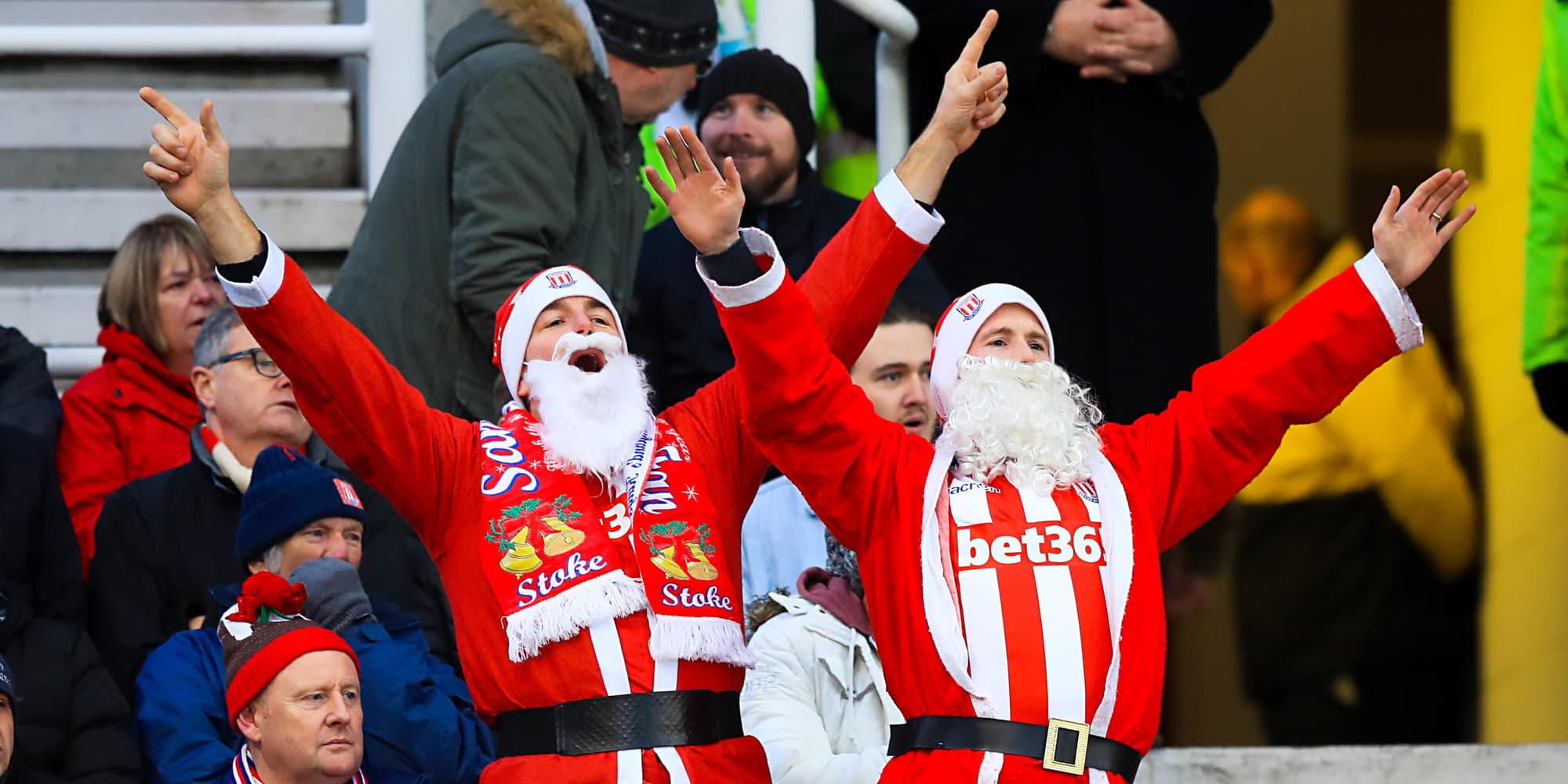 Les supporters de Stoke City, déguisés pour Noël, font la fête dans les tribunes lors du match de Premier League au Bet365 Stadium, à Stoke, en 2016.