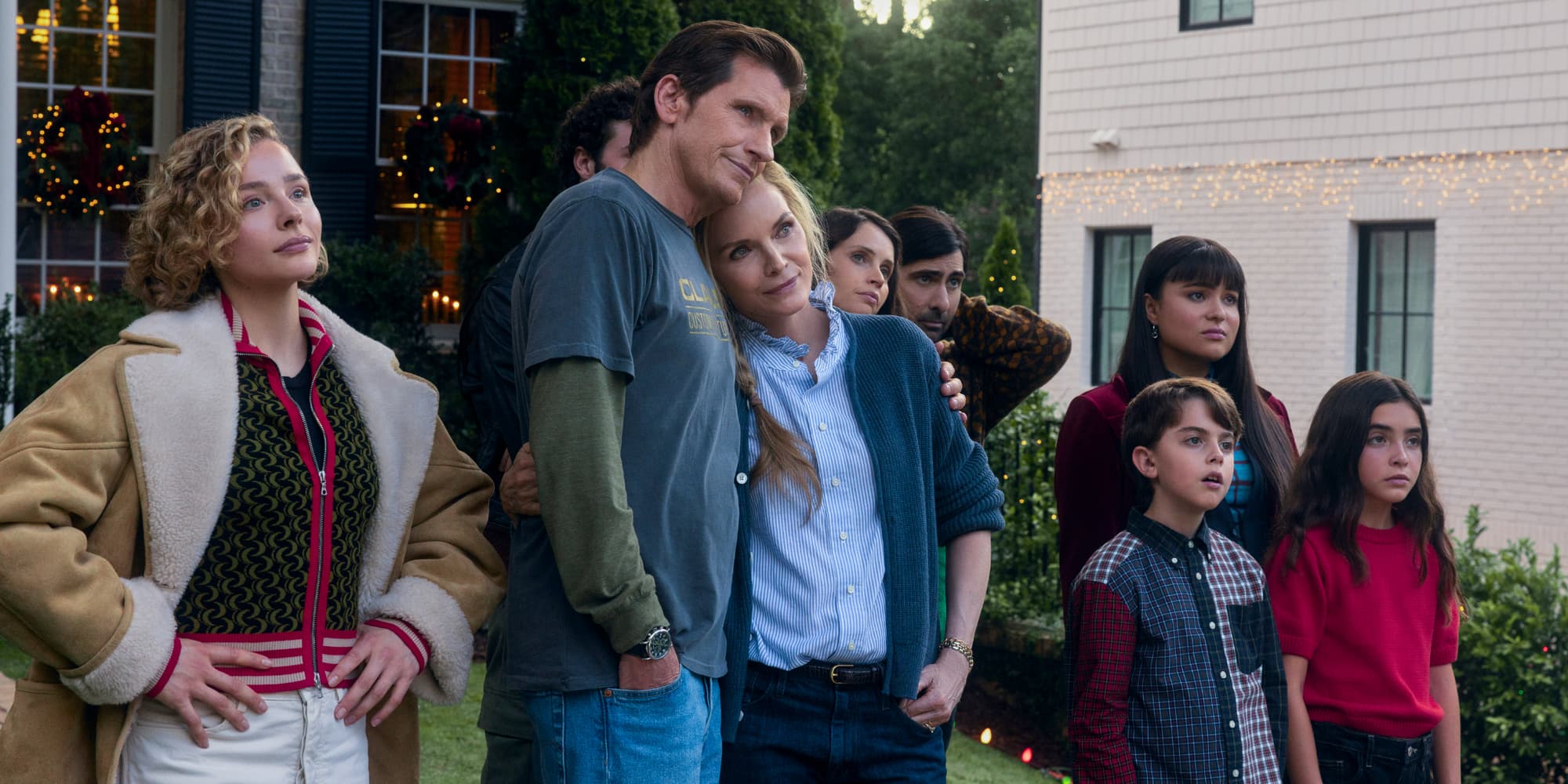 Chloë Grace Moretz, Denis Leary, Michelle Pfeiffer, Felicity Jones, Jason Schwartzman et Devery Jacobs donnent vie à la famille Clauster dans le film Joyeux Noël Maman sur Prime Video. 
