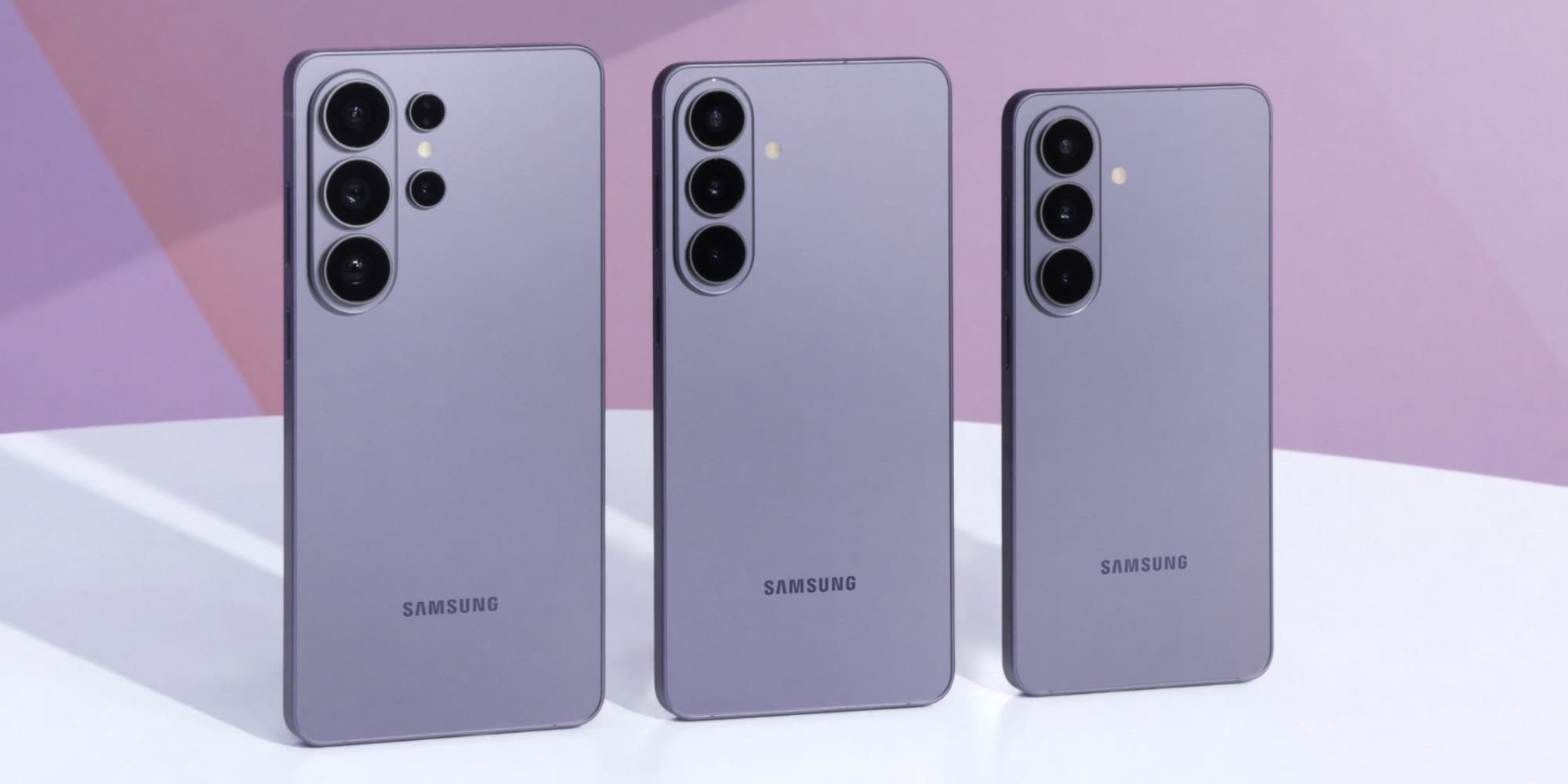 De gauche à droite, les Samsung Galaxy S26 Ultra, Galaxy S26+ et Galaxy S26.