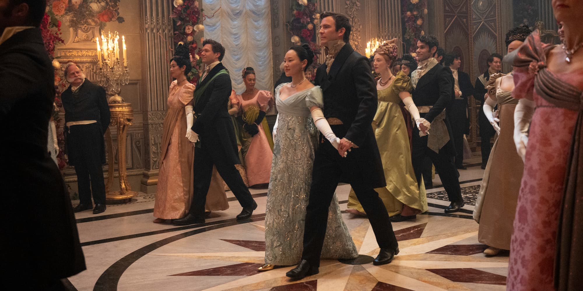 Yerin Ha (Sophie Baek) et Luke Thompson (Benedict Bridgerton) dans l'épisode 8 de la saison 4 de "La Chronique des Bridgerton". 
