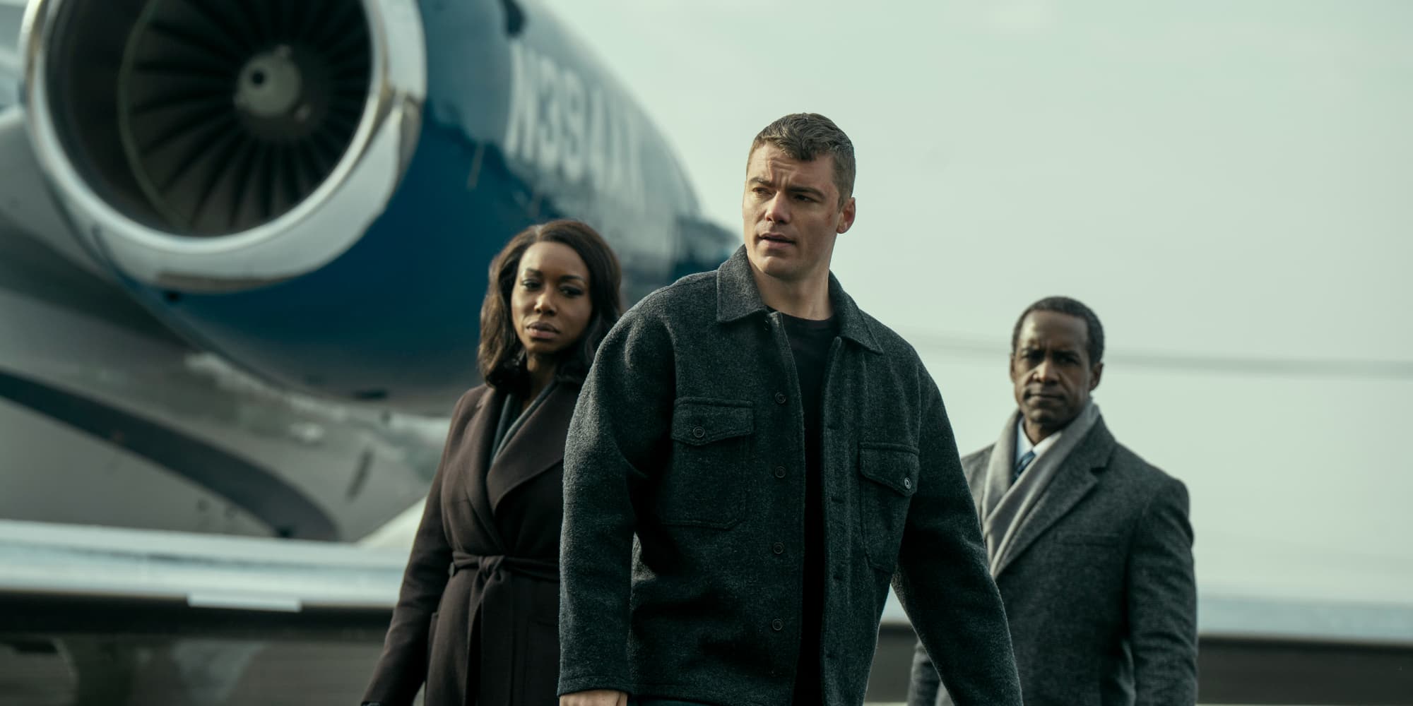 Amanda Warren, Gabriel Basso et Albert Jones dans la saison 3 de "The Night Agent", prochainement sur Netflix. 