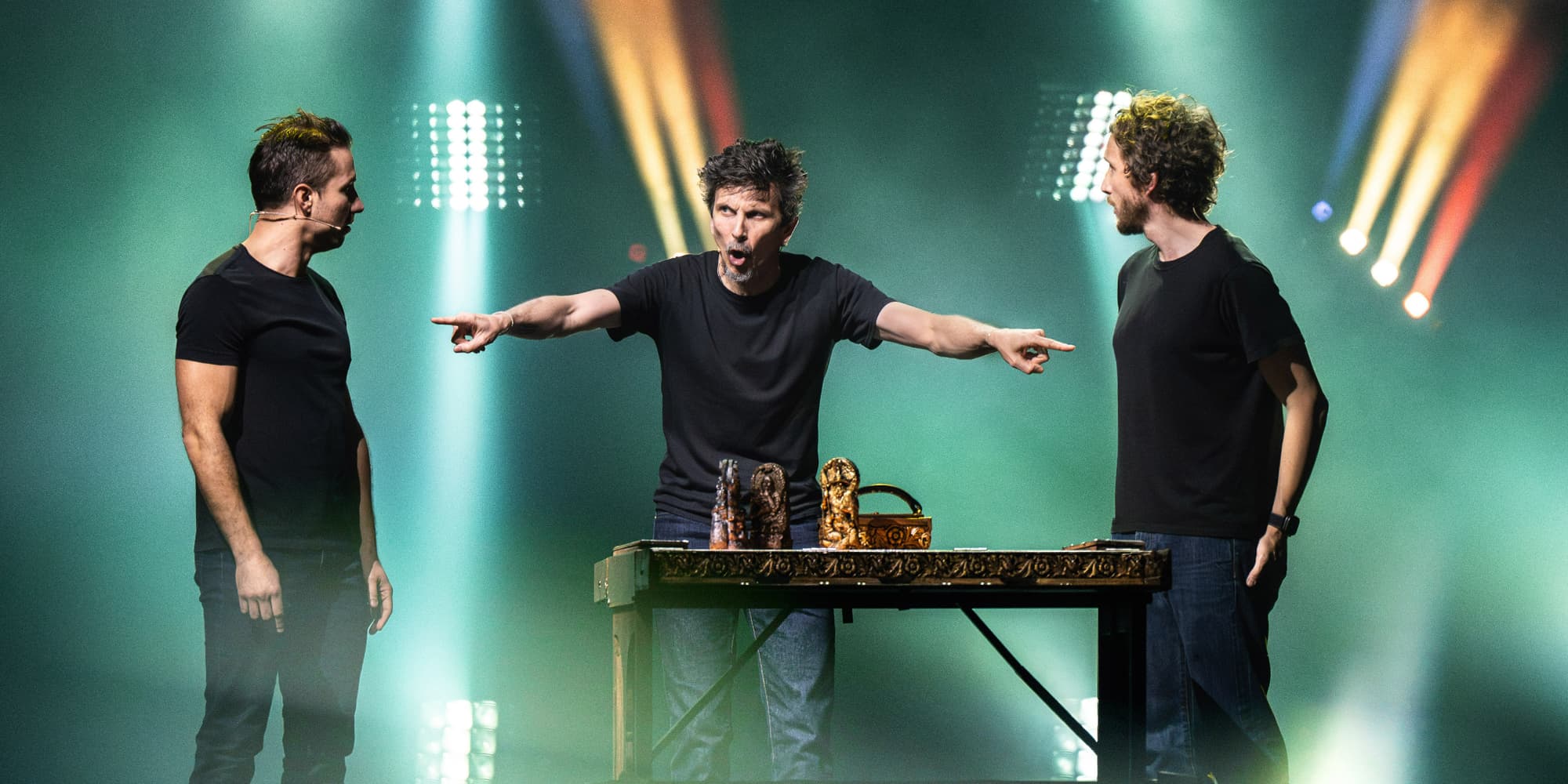 Jérémy Ferrari, Arnaud Tsamere et Baptiste Lecaplain sur la scène du Zénith de Paris.