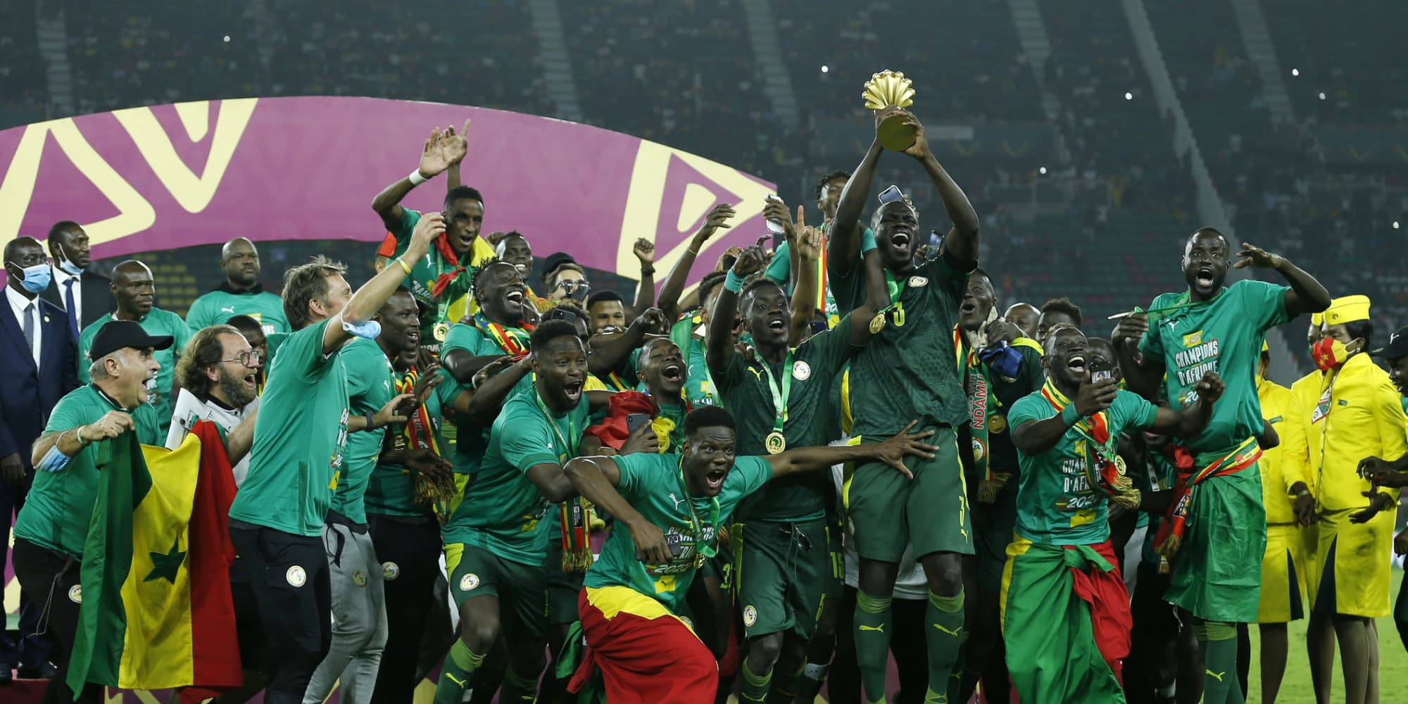 L'équipe du Sénégal célébrant sa première Coupe d'Afrique des Nations (CAN), le 6 février 2022 à l'Olembe Stadium de Yaounde (Cameroun).