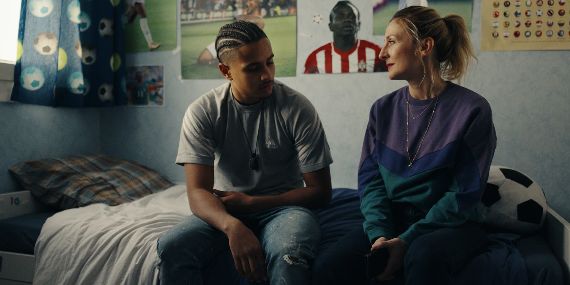 Ousmane Diallo (Ibrahima Diallo) et sa mère (Camille Chamoux) dans le film "Numéro 10".