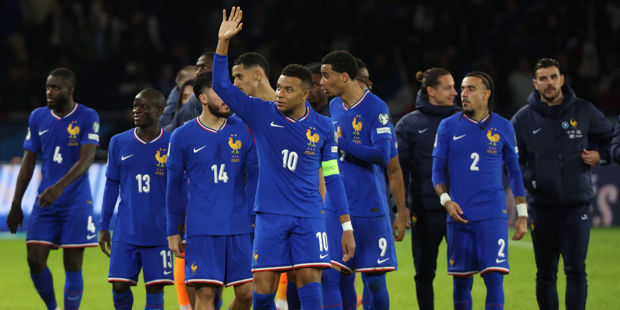 L'équipe de France célèbre sa qualification pour la Coupe du monde 2026 après le match face à l'Ukraine au Parc des Princes, le 13 novembre 2025 à Paris. 