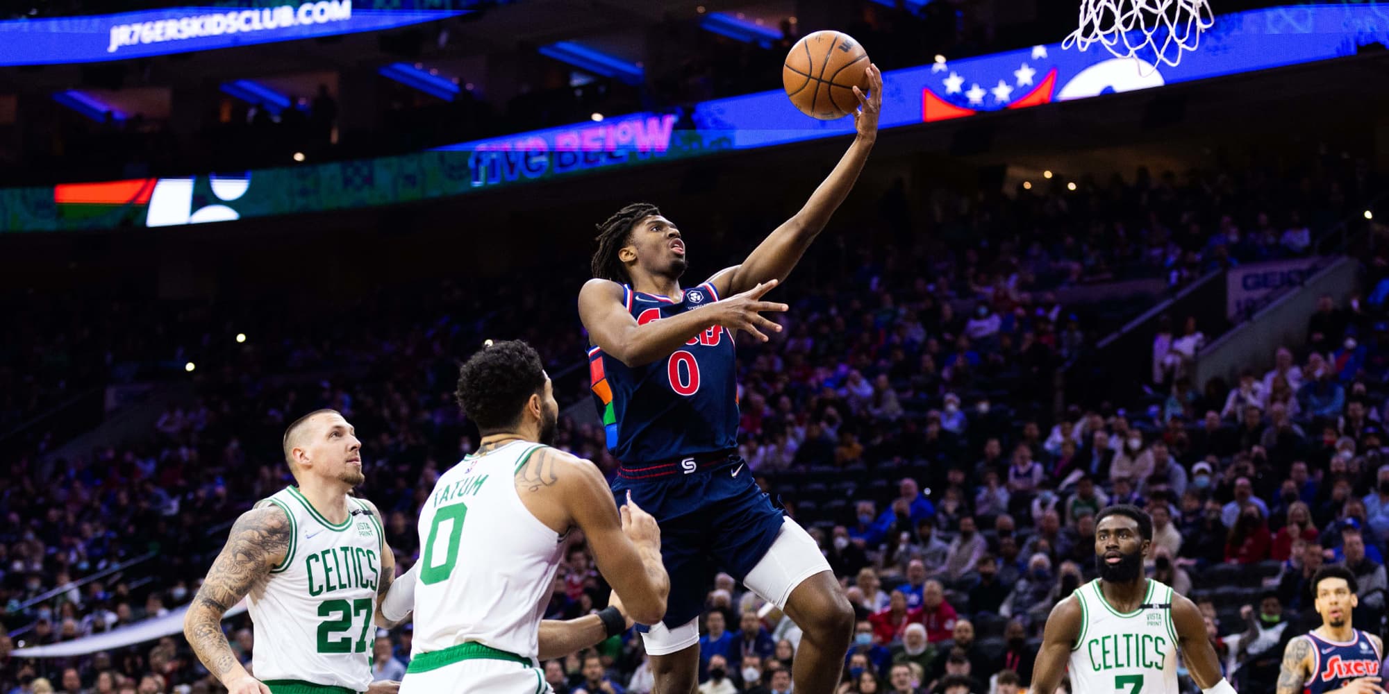 Tyrese Maxey des Philadelphia 76ers face aux Bolton Celtics, au Wells Fargo Center de Philadelphie, le 15 février 2022.