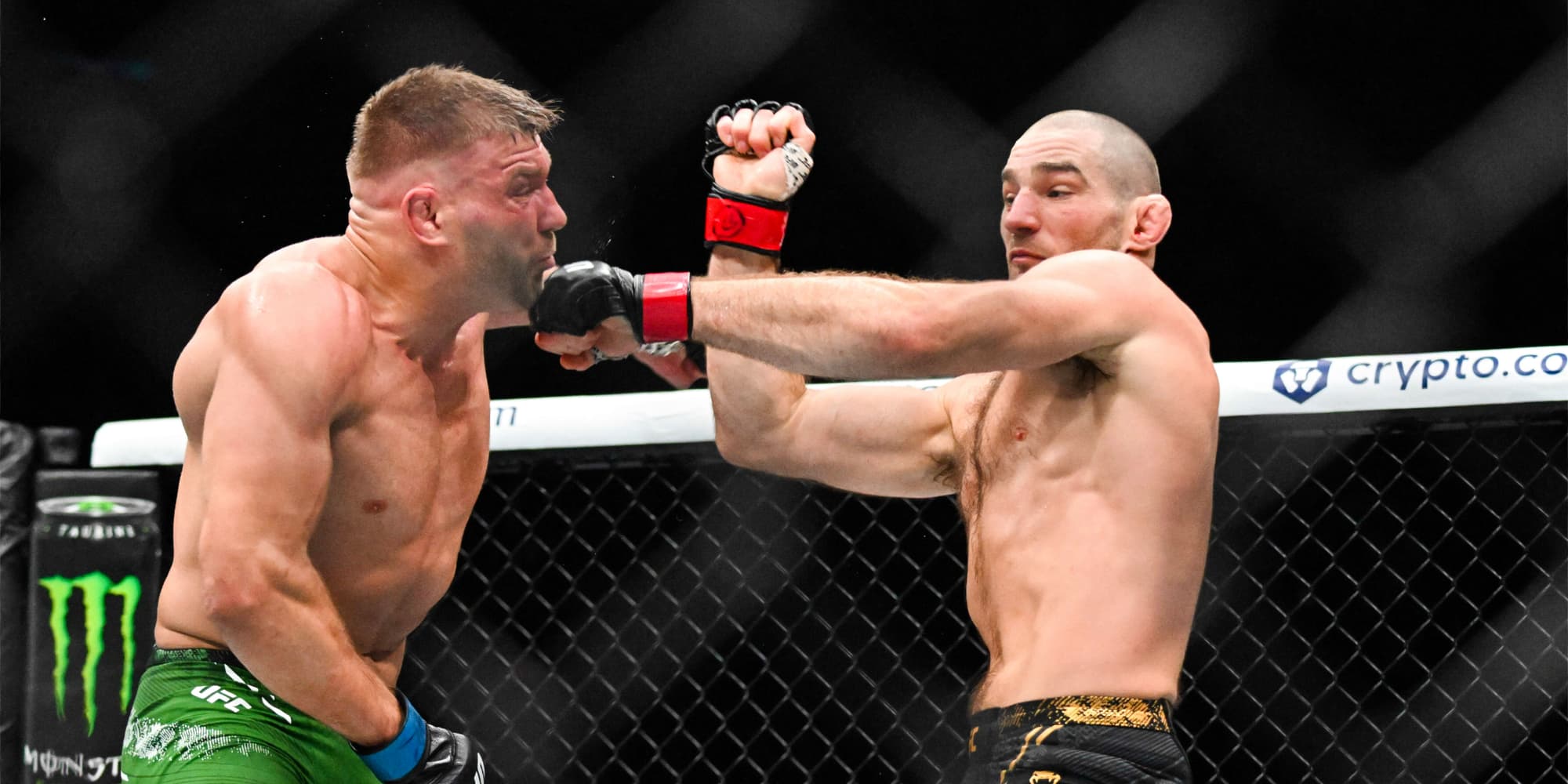 Dricus du Plessis (gants bleus) et Sean Strickland (gants rouges) lors de leur premier combat, le 20 janvier 2024 à la ScotiaBank Arena de Toronto (Canada).