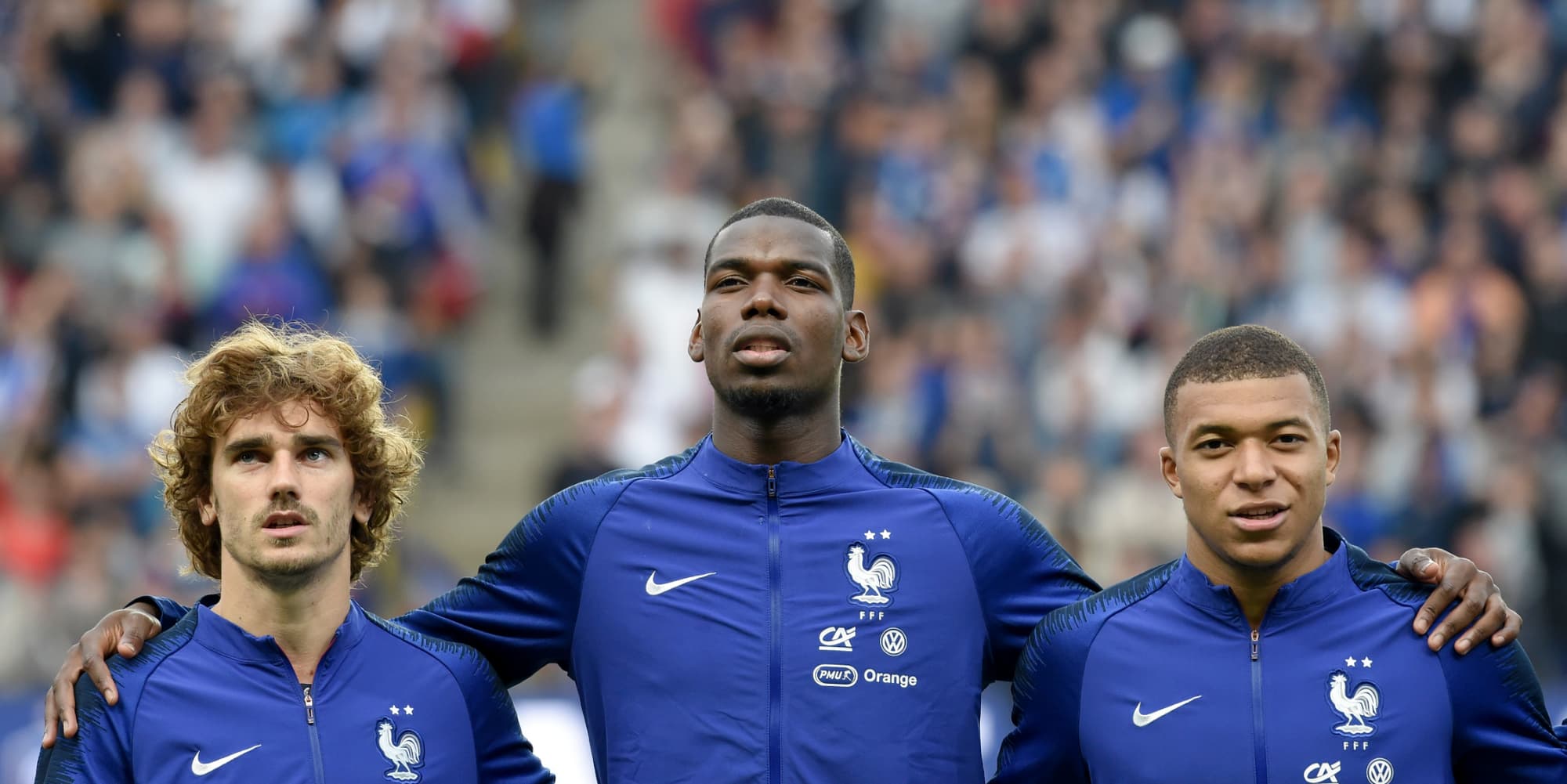 Antoine Griezmann, Paul Pogba et Kylian Mbappé chantent l'hymne antional avant un match contre la Bolivie en 2019.