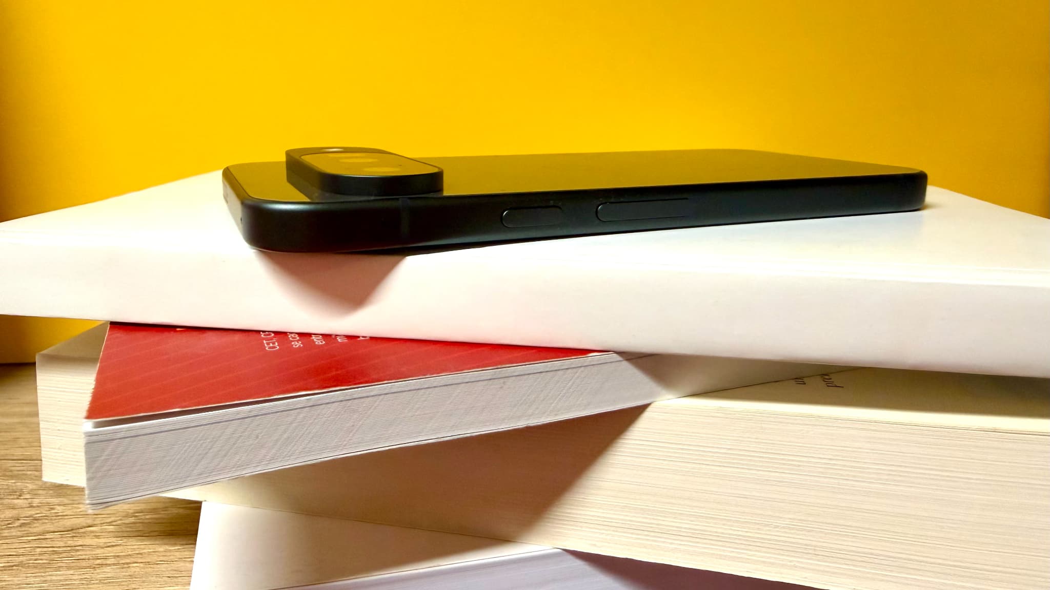 Assez fin et globalement compact, le Google Pixel 10 pèse néanmoins un peu plus que ses prédécesseurs sur la balance.