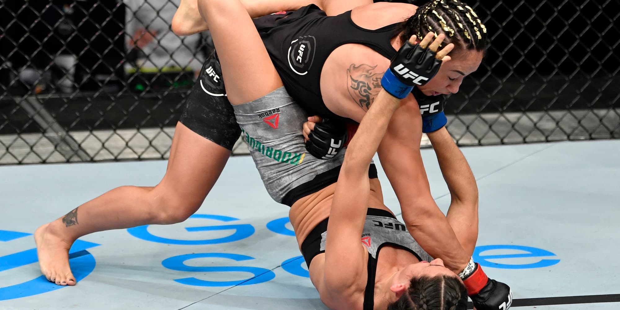 Marina Rodriguez à la lutte avec Carla Esparza dans un combat des poids pailles durant l'UFC 251, sur l'île de Yas à Abou Dabi, le 26 juillet 2020.