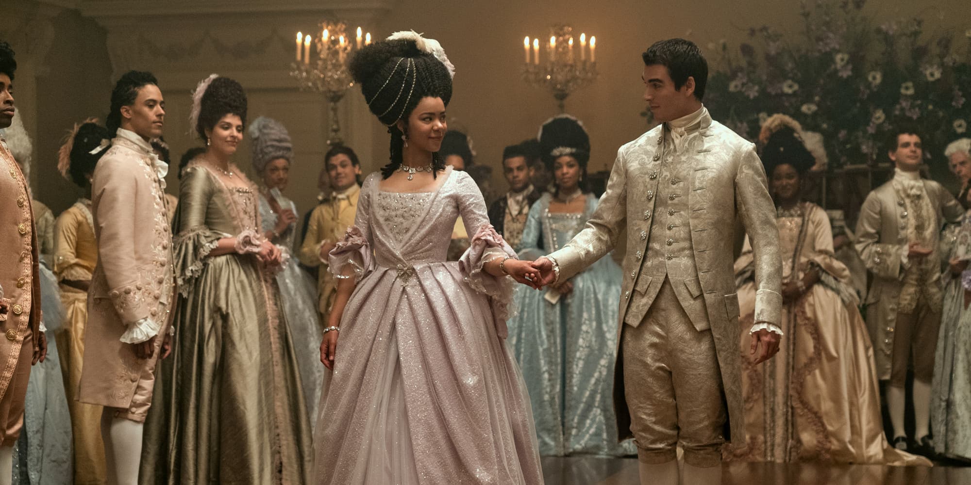 India Amarteifio (la jeune Reine Charlotte) et Corey Mylchreest (le jeune Roi George) dans la série "La Reine Charlotte : Un chapitre Bridgerton".