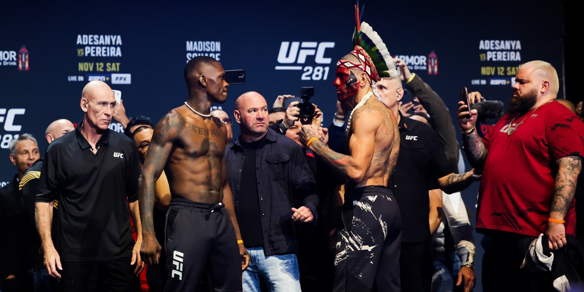 La confrontation entre Israel Adesanya et Alex Pereira avant leur combat pour le titre à New York, le 11 novembre 2022