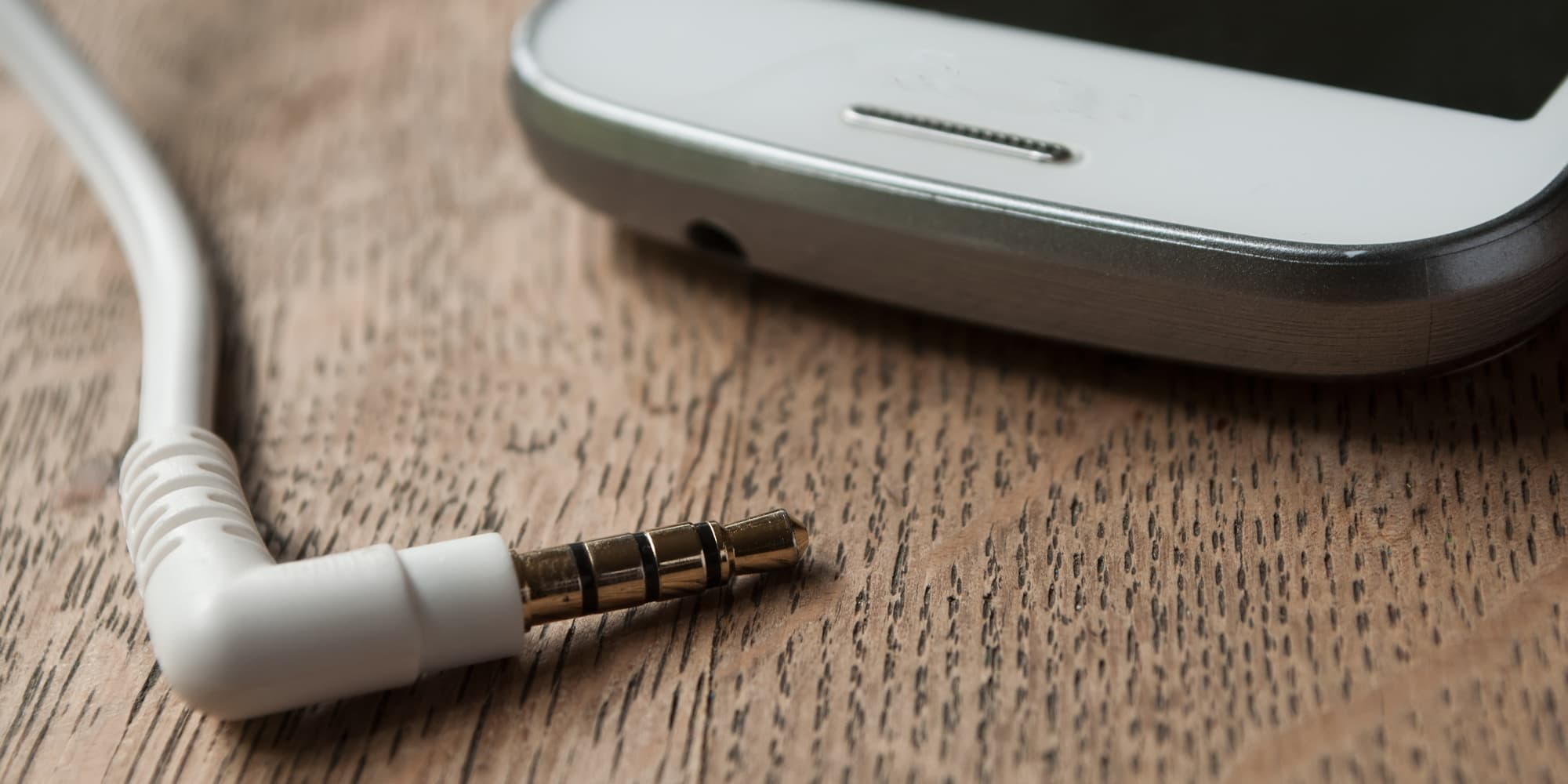 La prise jack sur un smartphone, une denrée rare.