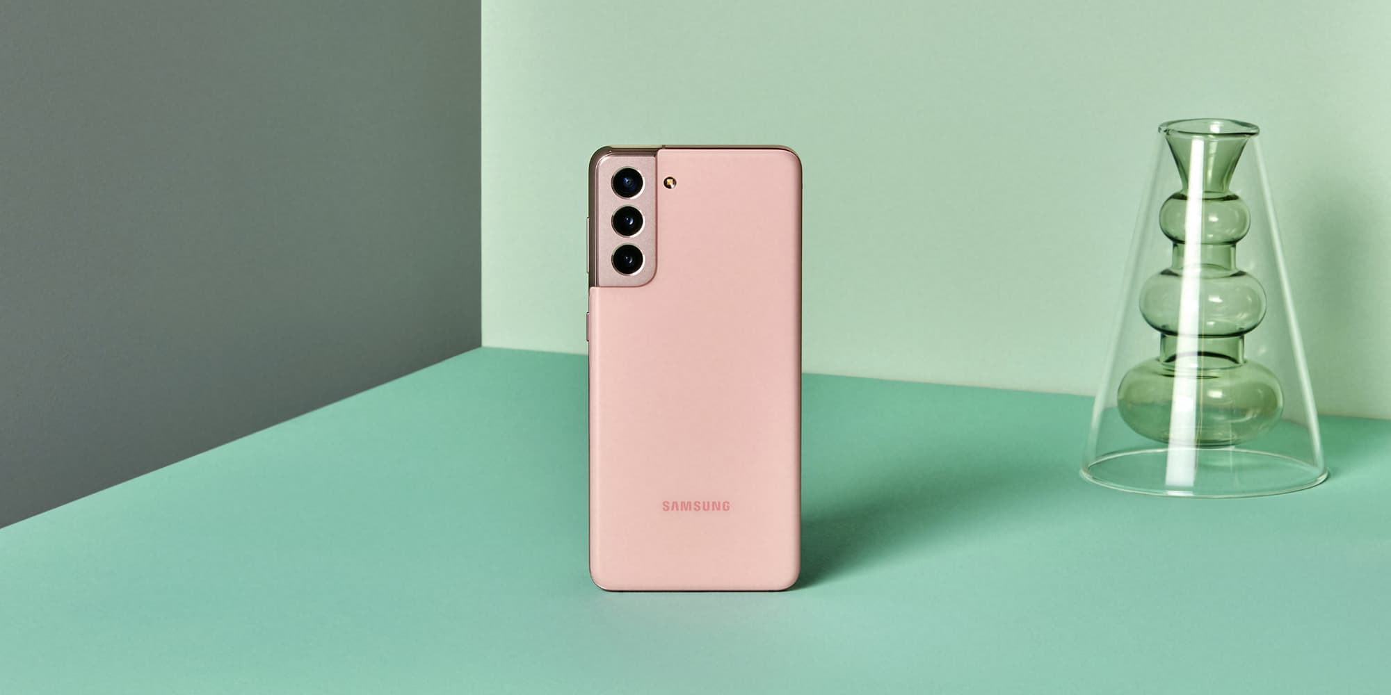 Le Galaxy S21 se décline en rose, ainsi qu'en gris, blanc et violet. 