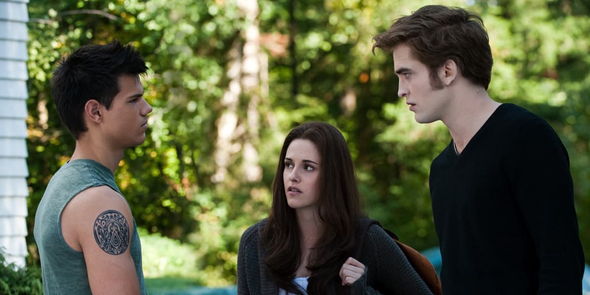 Dans Twilight, Bella a du mal à choisir entre le loup-garou Jacob et le vampire Edward
