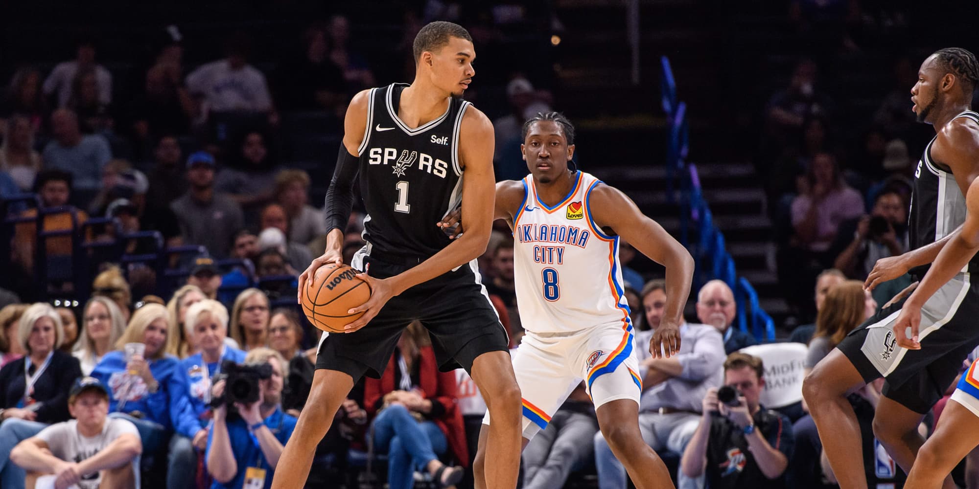 Victor Wembanyama face à Jalen Williams lors d'un match de pré-saison entre les San Antonio Spurs et le Thunder, à Oklahoma City, le 9 octobre 2023.