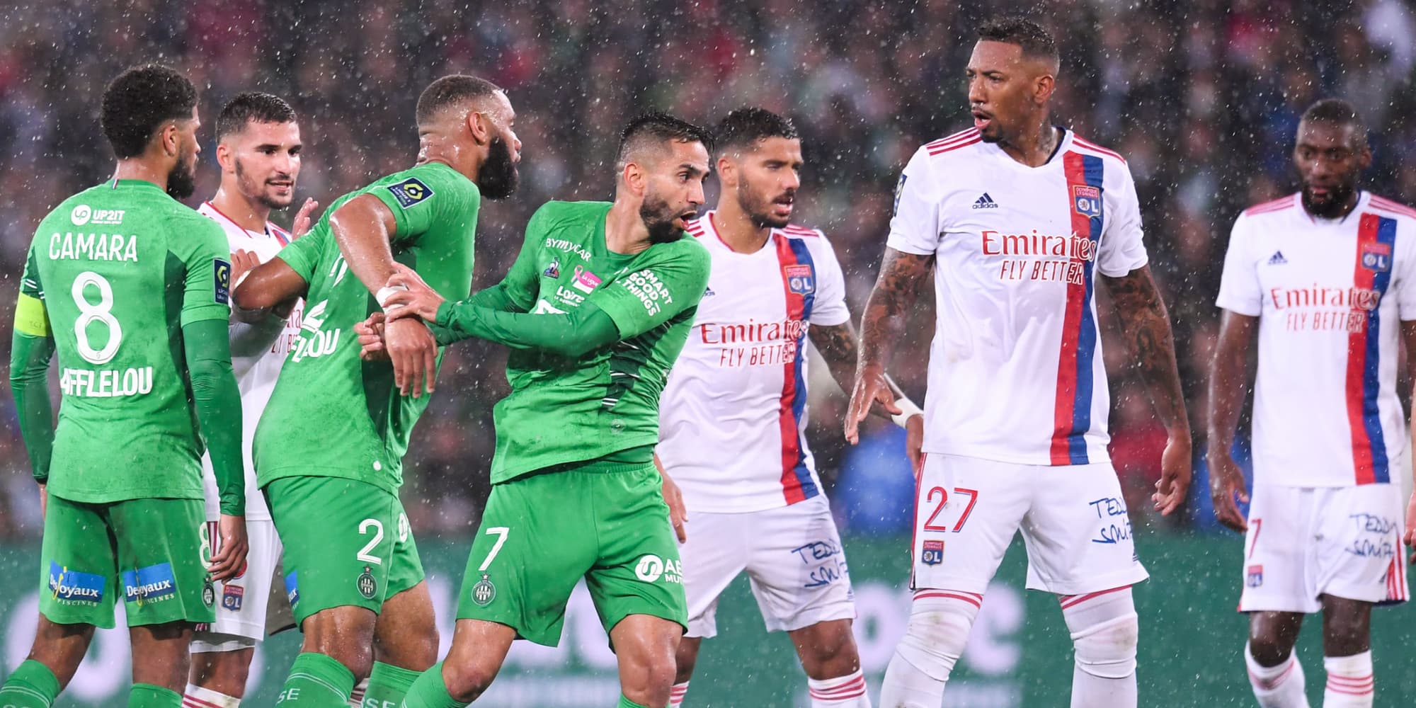 Les joueurs de Saint-Étienne et Lyon en Ligue 1, le 3 octobre 2021 au stade Geoffroy-Guichard, Saint-Étienne