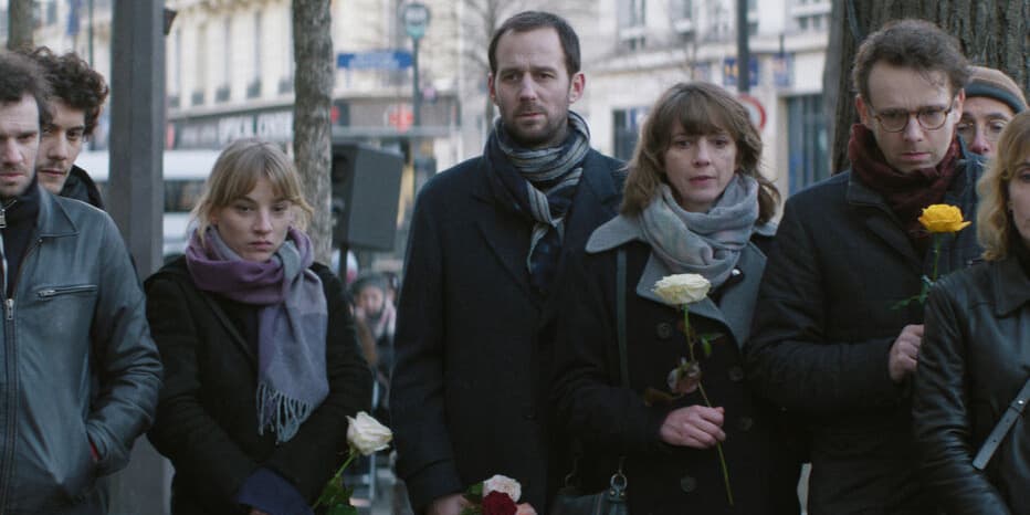 Benjamin Lavernhe, Anne Steffens, Félix Moati, Antoine Reinartz, Cédric Eeckhout et Thomas Goldberg dans la série "Des vivants". 