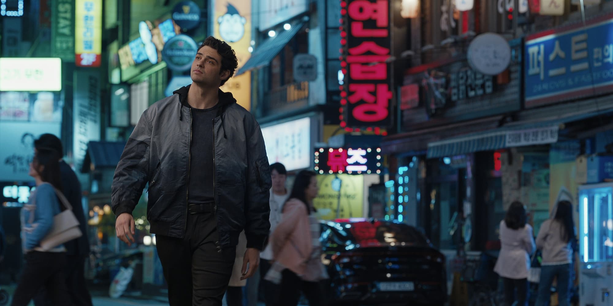 Noah Centineo reprend son rôle d'Owen Hendricks pour une nouvelle mission en Corée du Sud dans la saison 2 de "The Recruit", disponible sur Netflix.