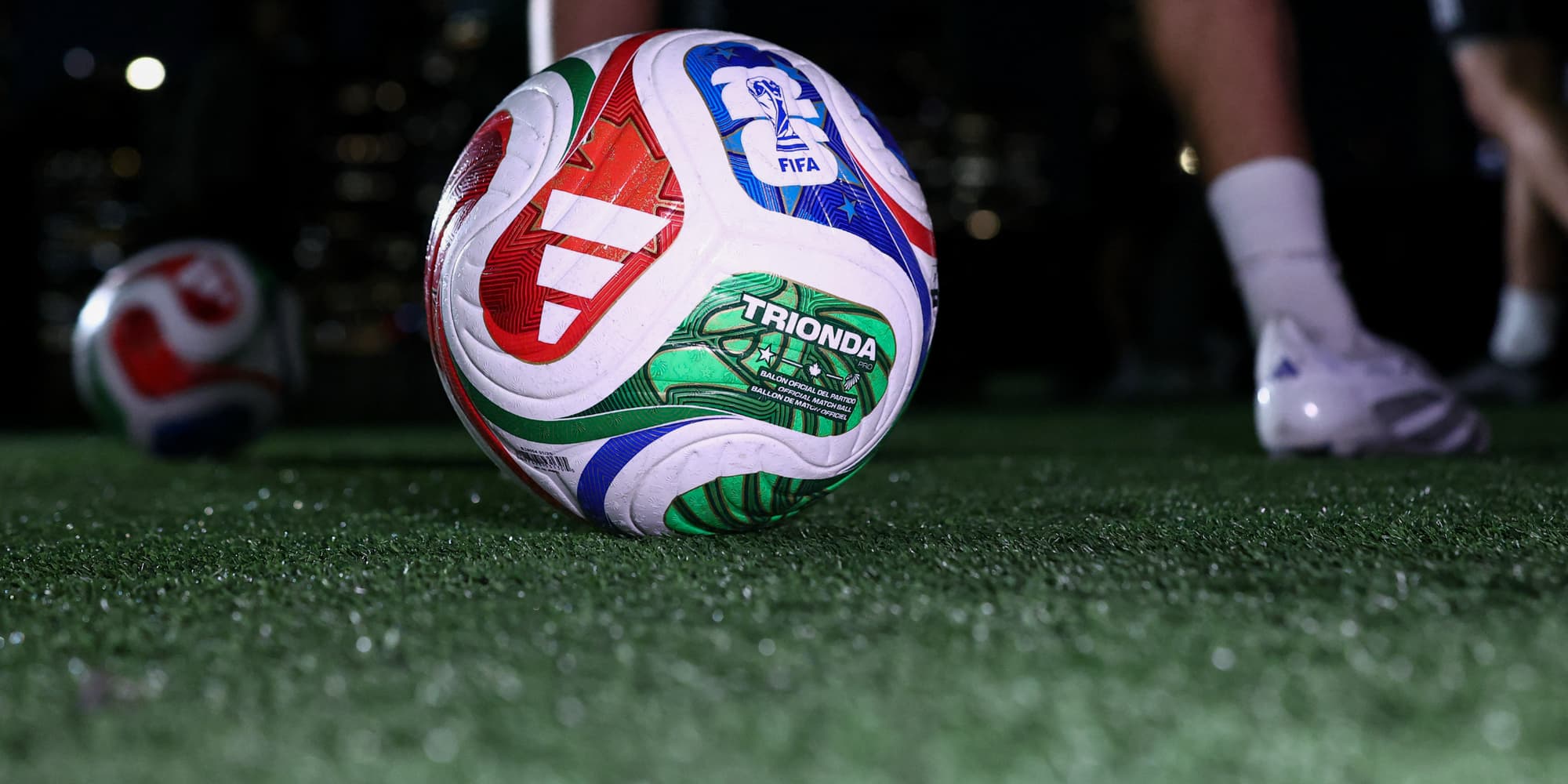 Le ballon officiel de la Coupe du Monde masculine de football 2026, baptisé Trionda, lors sa présentation à New York, le 2 octobre 2025.