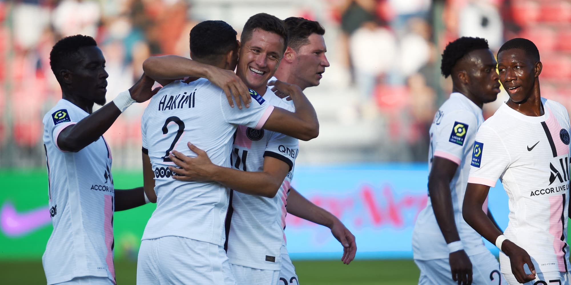 Achraf Hakimi célèbre son but avec ses coéquipiers du PSG lors d'un match amical à Orléans, le 24 juillet 20201.