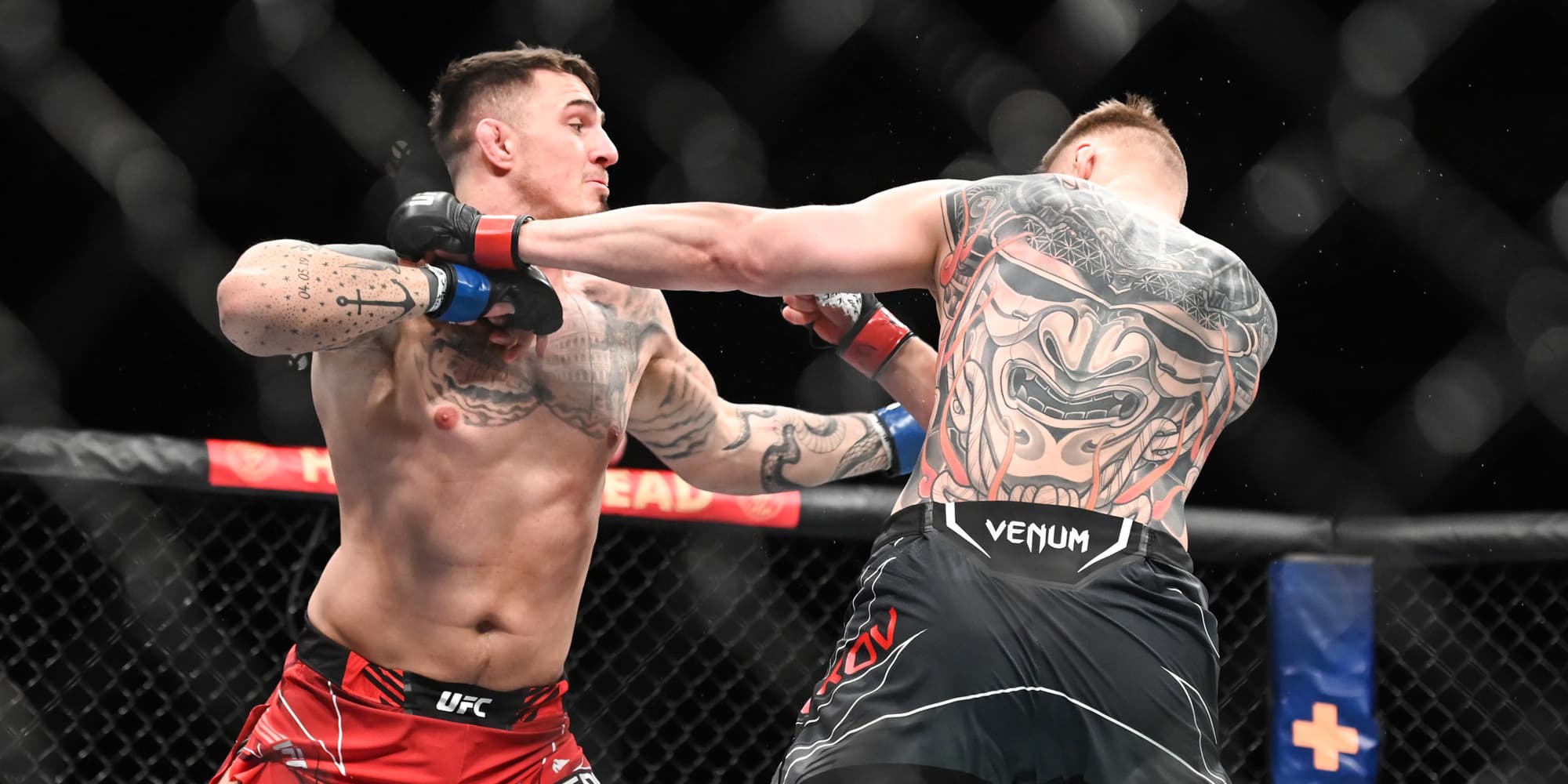 Tom Aspinall (à gauche) lors de son combat face à Alexander Volkov lors de la dernière UFC Fight Night londonienne, à l'O2 Arena, le 19 mars 2022.