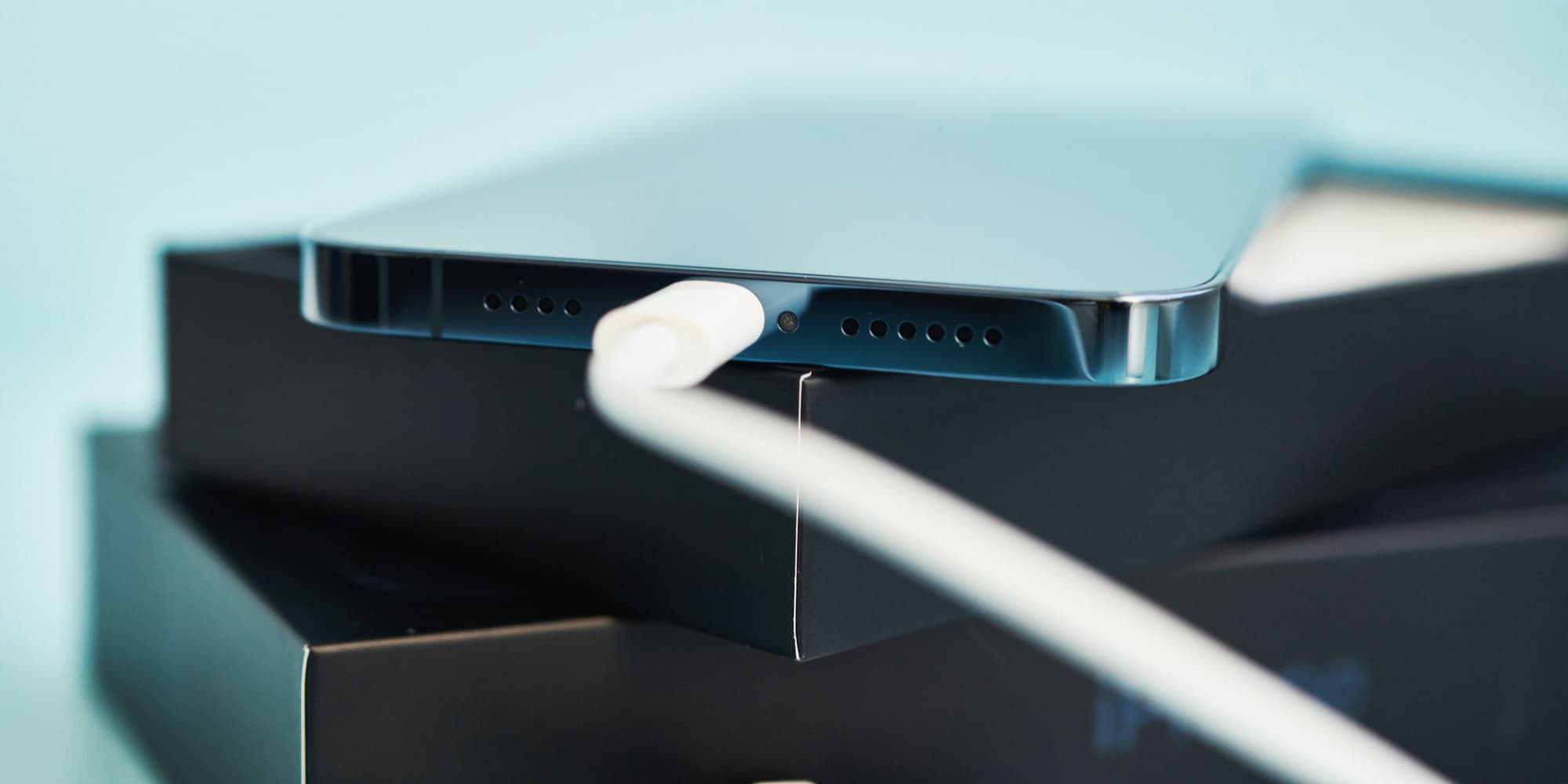 L'iPhone 15 abandonne définitivement le port Ligthning, emblématique des appareils estampillés de la pomme croquée.