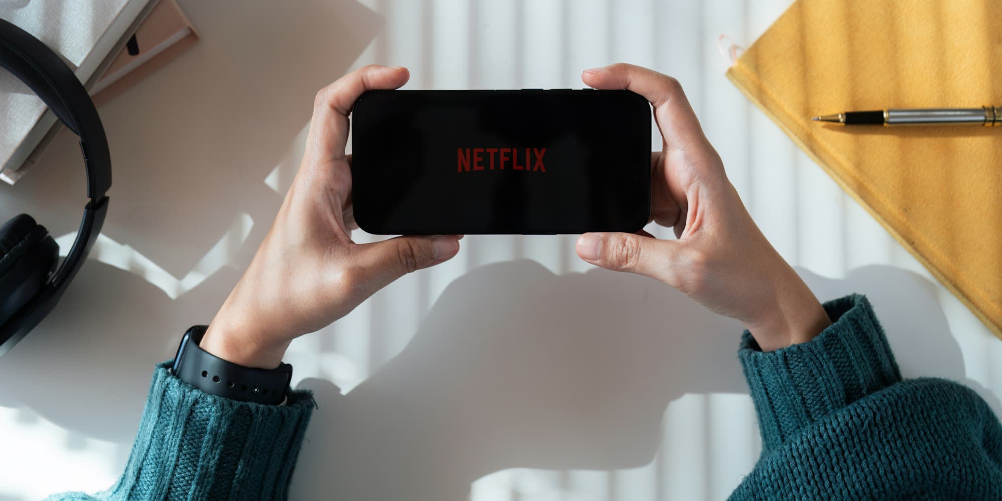 On vous explique tout sur le changement d'horaire (temporaire) des sorties de vos films et séries sur Netflix.