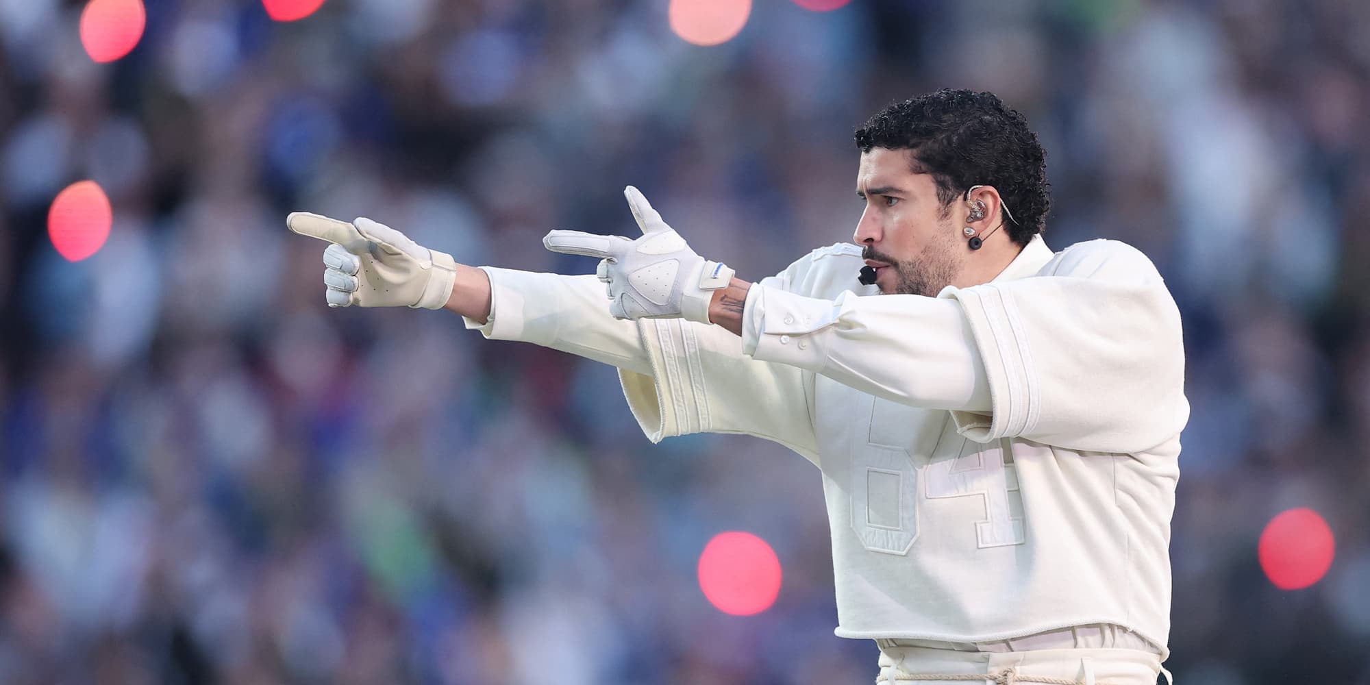 Bad Bunny s'est produit sur scène lors du spectacle de la mi-temps du Super Bowl LX d'Apple Music au Levi's Stadium, le 8 février 2026 à Santa Clara, en Californie.