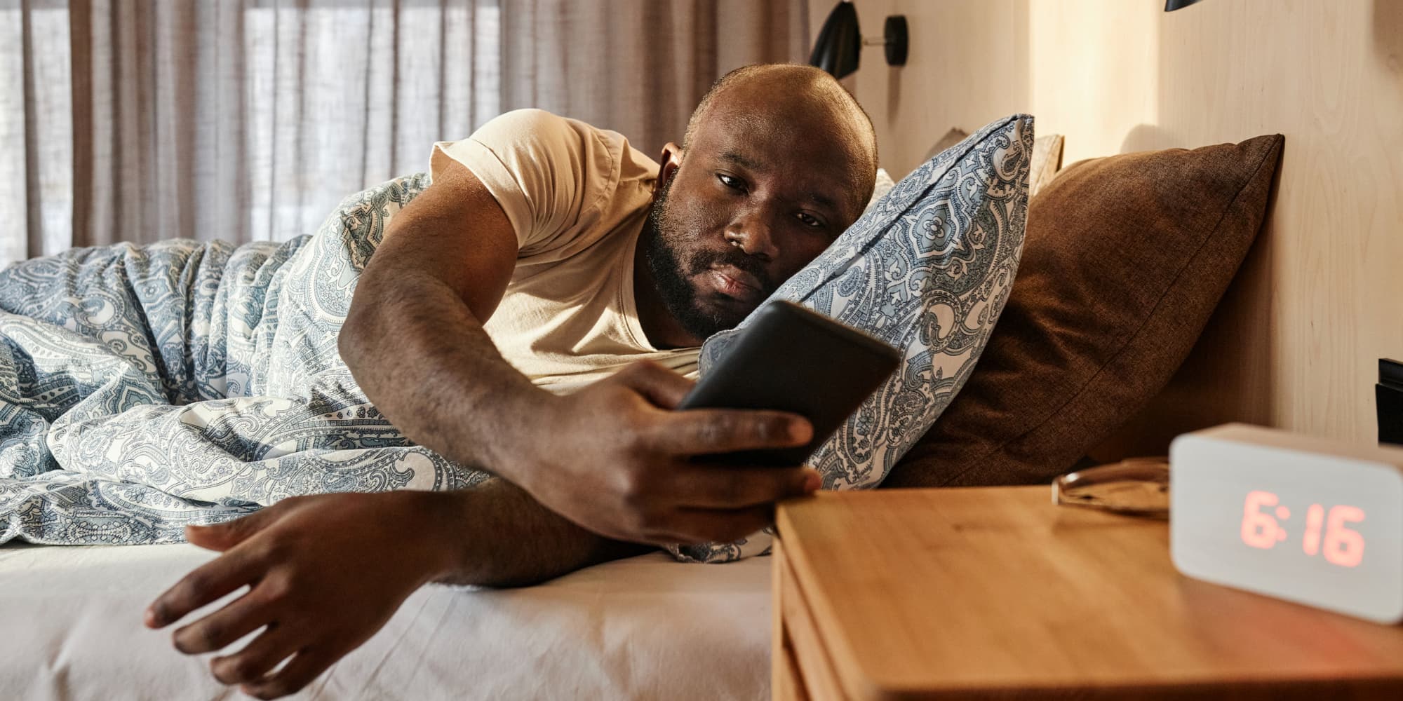 S'il y a bien un moment où l'on maudit son smartphone, c'est quand le réveil sonne un jour férié...