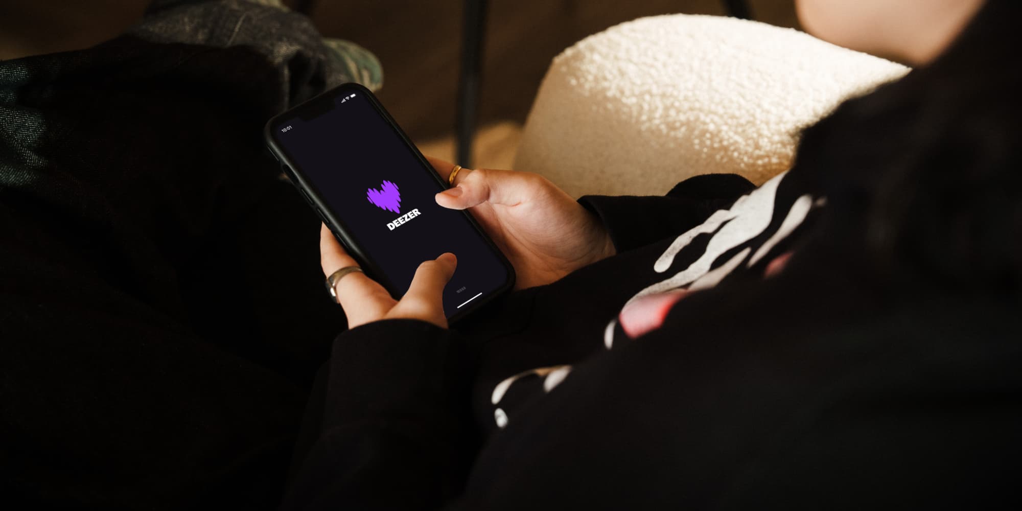 Face à la prolifération des morceaux générés par l'IA, la plateforme Deezer a annoncé prendre des nouvelles mesures.