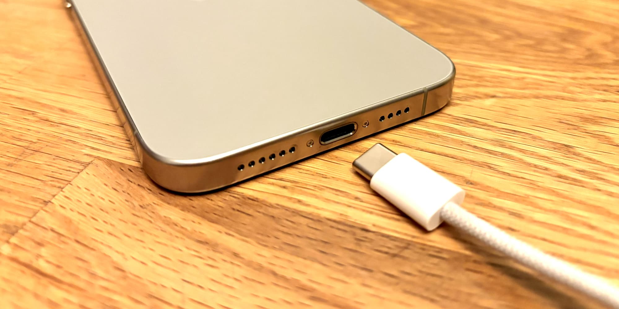 Votre iPhone 15 ne charge plus via le câble USB-C ? Pas de panique, nous avons la solution.