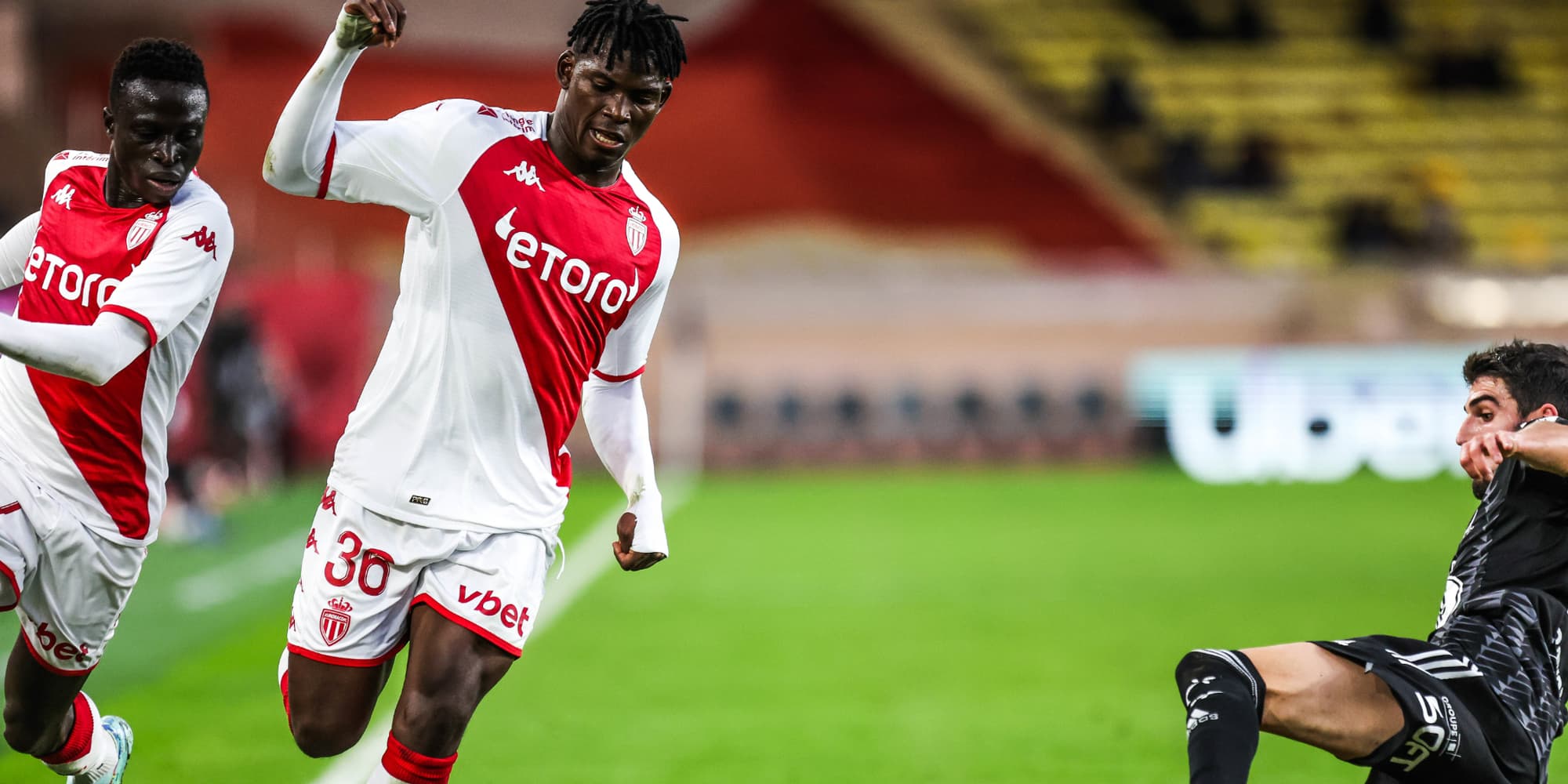 Krepin Diatta et Breel Embolo face à Pierre Lees-Melou lors du match de Ligue 1 Monaco - Brest, au Stade Louis II de Monaco, le 1er janvier 2023.
