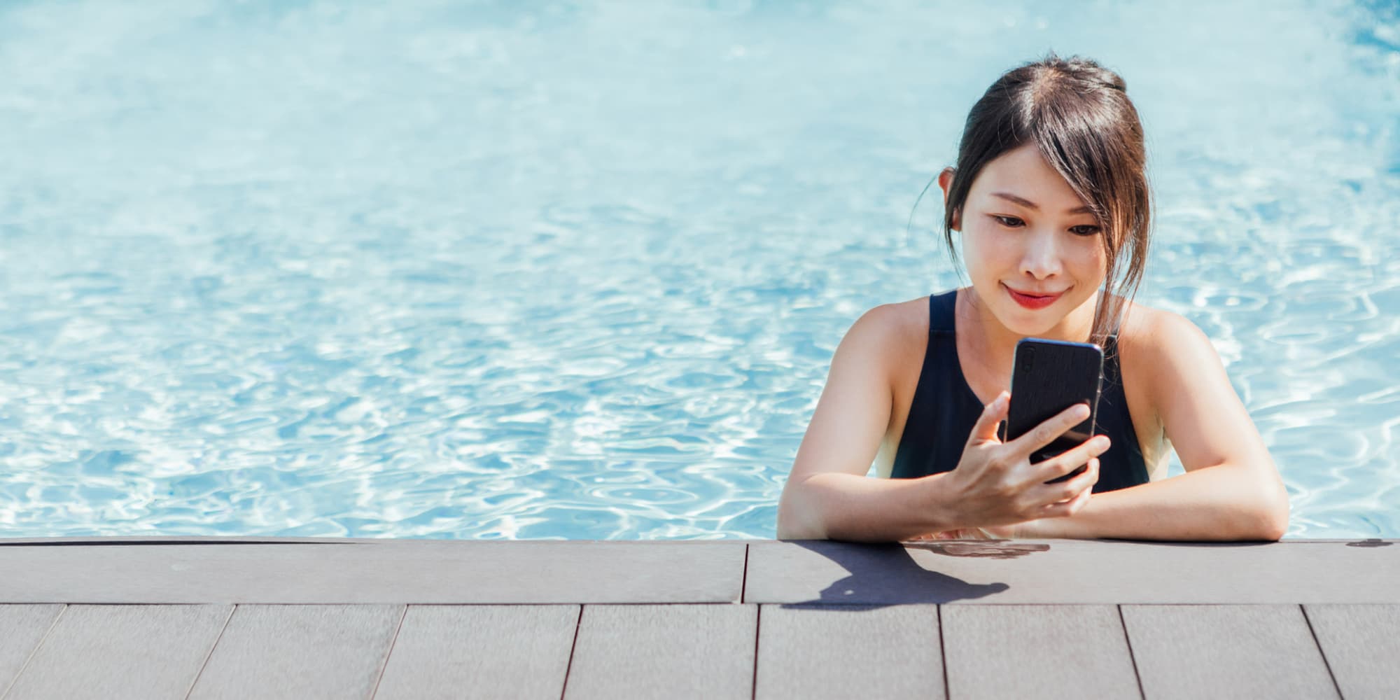 Même si certains smartphones résistent à l'eau, il est vivement recommandé de laisser son appareil sur son transat lors des baignades.