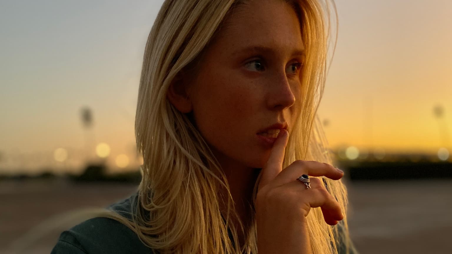 La photo de cette personne qui semble se demander où est sa voiture a été réalisée avec un iPhone 11 Pro. La photo de cette personne qui semble se demander où est sa voiture a été réalisée avec un iPhone 11 Pro.