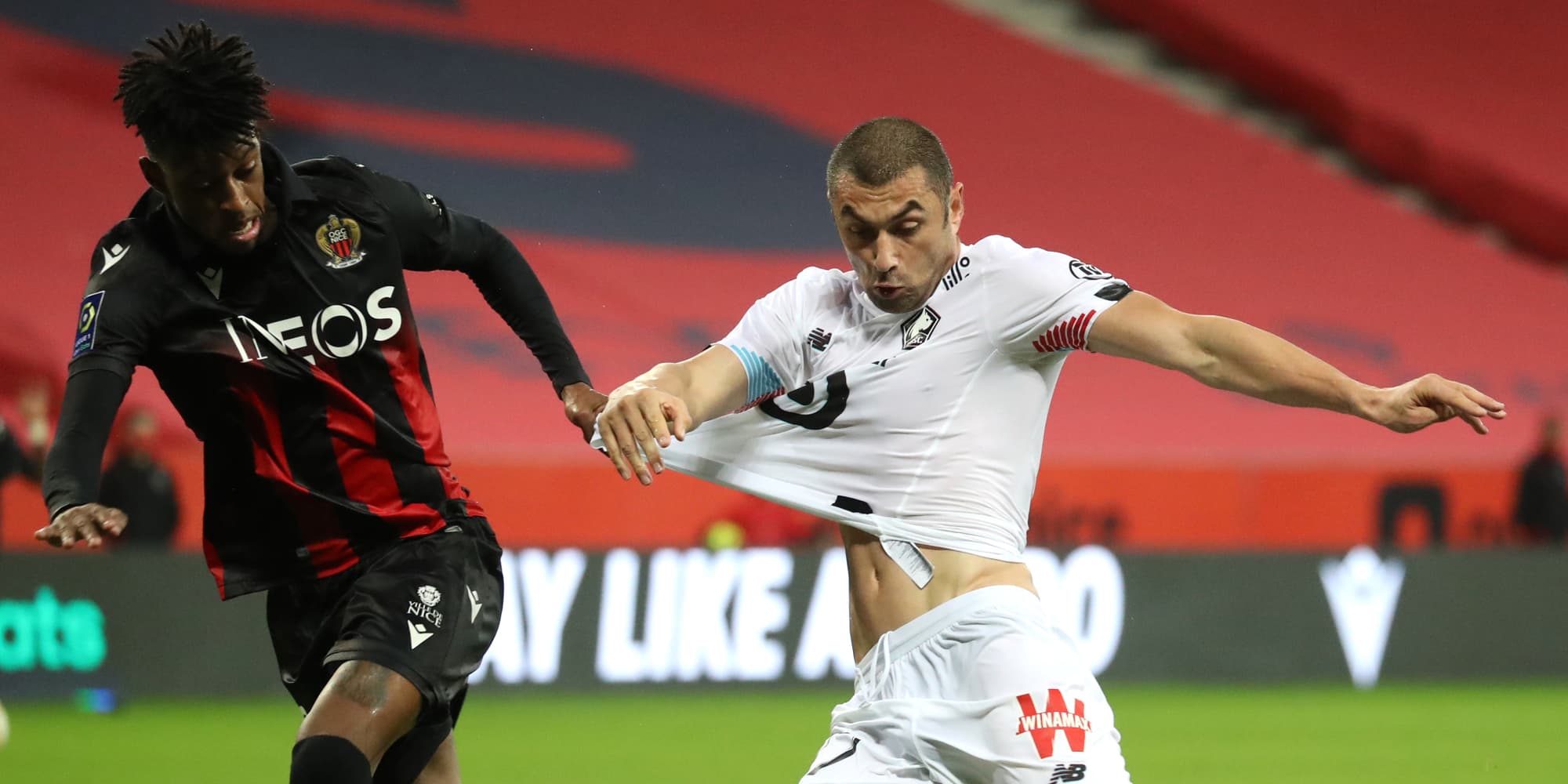 Bambu et Yilmaz à la lutte lors du match de Ligue 1 Nice-Lille, le 25 octobre 2020 