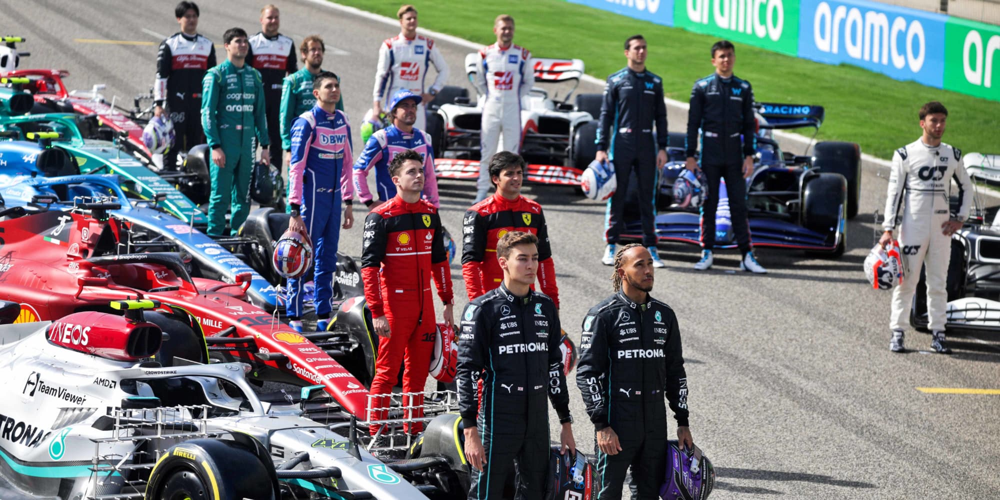 Photo de groupe des pilotes de la saison 2022 de Formule 1, prise lors des essais du Grand Prix de Bahreïn, sur le circuit de Sakhir, le 10 mars 2022.