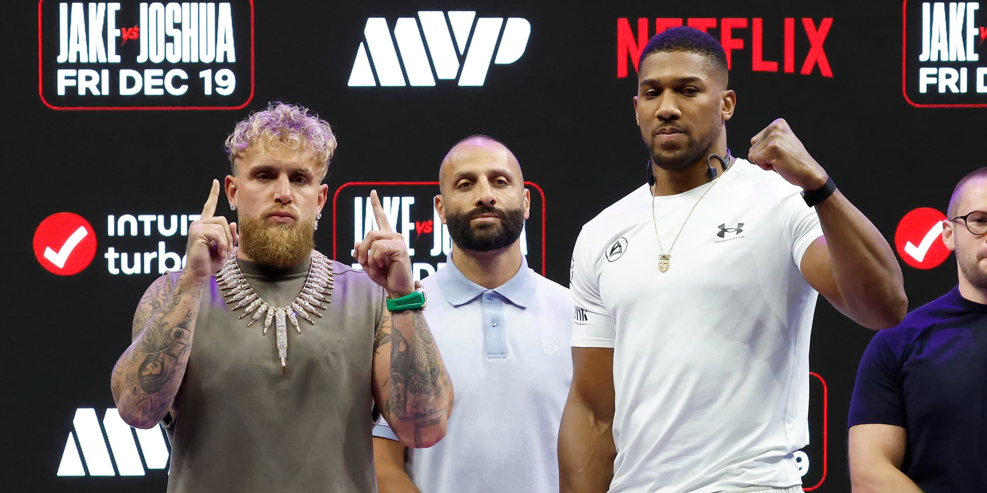 Jake Paul et Anthony Joshua lors de la conférence de presse, le 21 novembre dernier à Miami (Floride).