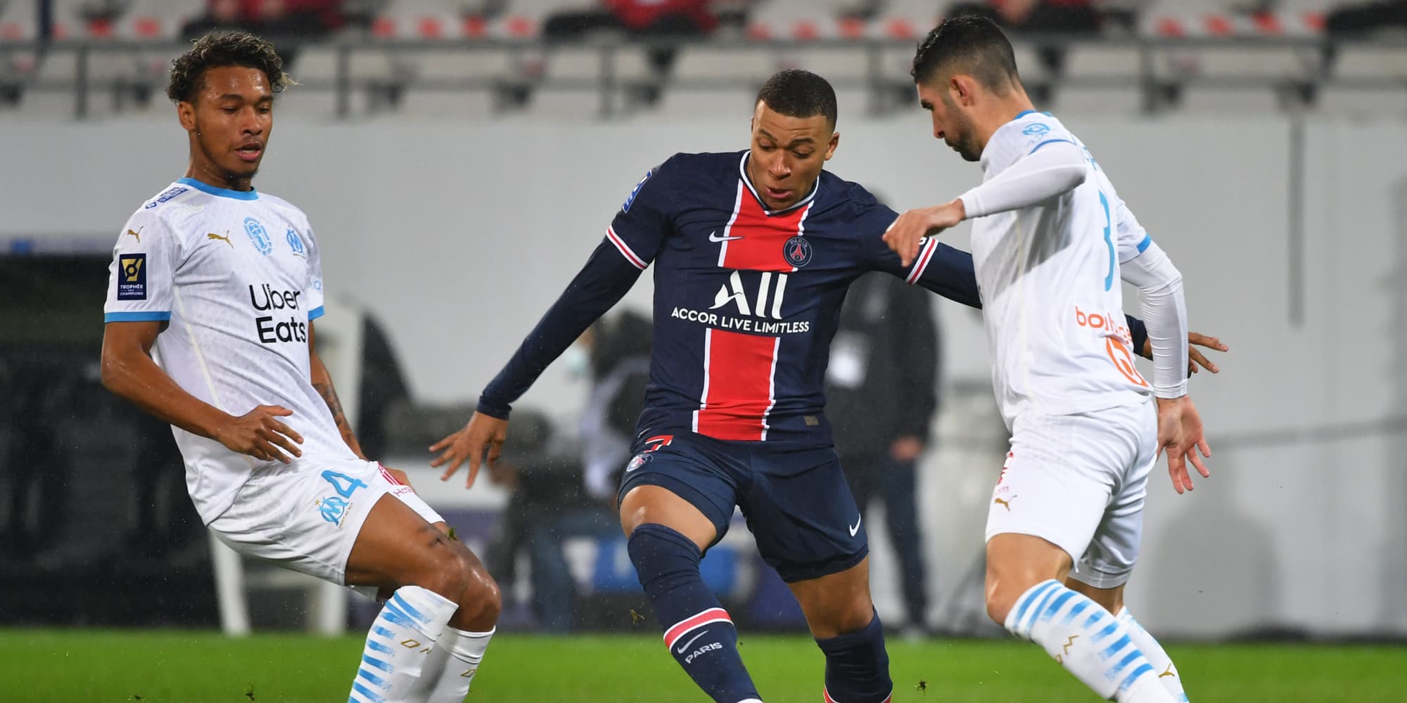 Kylian Mbappé face à Alvaro Gonzalez et Boubacar Kamara lors du match PSG - OM pour le Trophée des Champions, à Lens, le 13 janvier 2021.