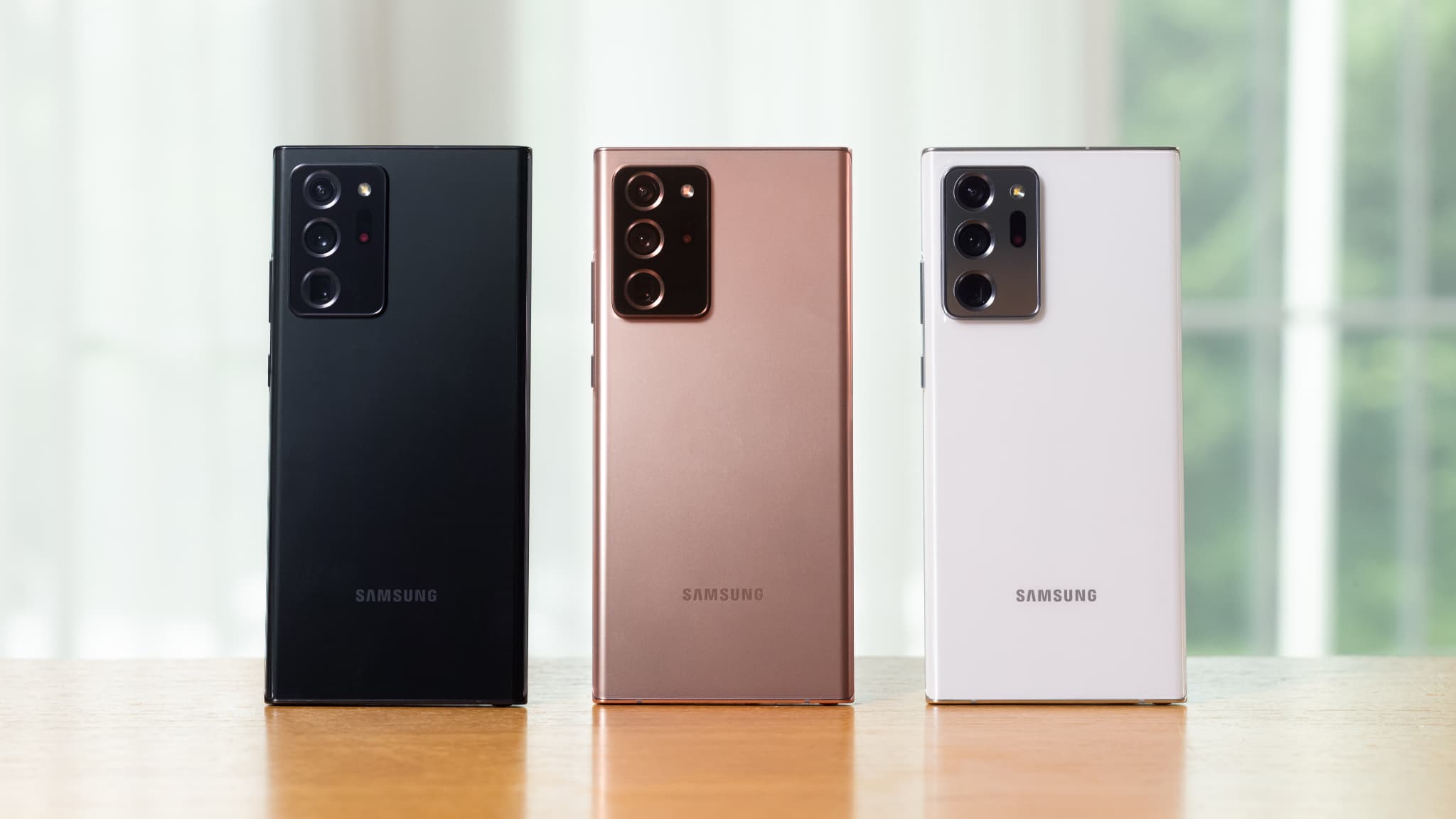 Ces Samsung sont posés à la verticale, ce qui évite les problèmes, certes, mais n'est pas très pratique. Ces Samsung sont posés à la verticale, ce qui évite les problèmes, certes, mais n'est pas très pratique.