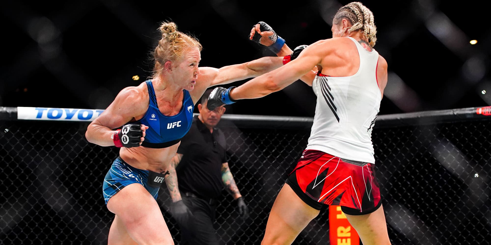 Holly Holm (gants rouges) face à Yana Santos lors de l'UFC Fight Night à San Antonio (Texas), le 25 mars 2023.