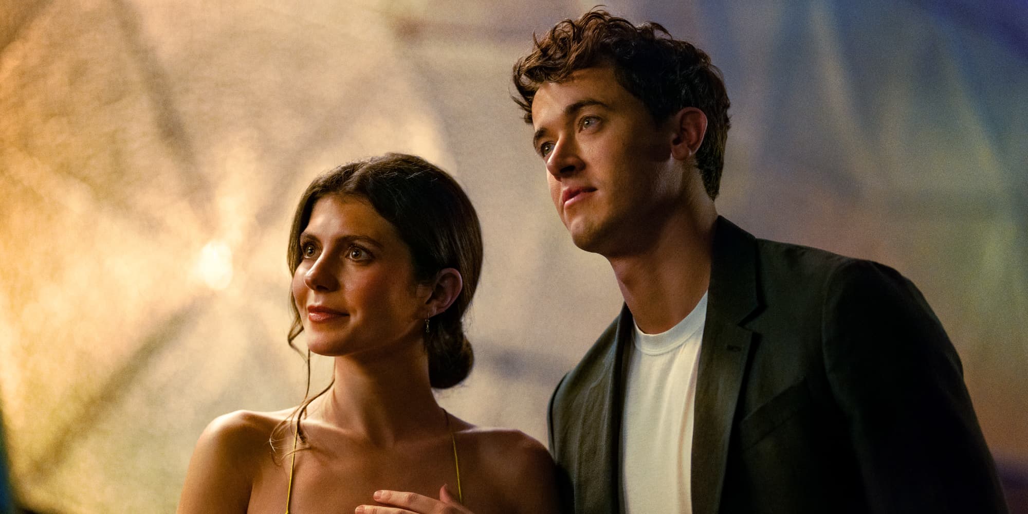 Emily Bader (Poppy) et Tom Blyth (Alex) dans la comédie romantique "People We Meet on Vacation" sur Netflix.