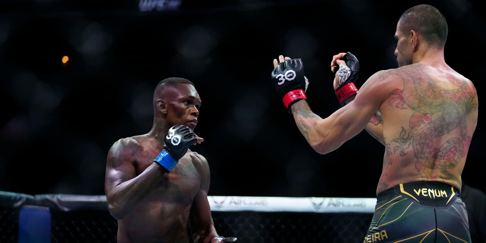Israel Adesanya (gants bleus) lors de sa revanche pour le titre des poids moyens face à Alex Pereira à l'UFC 287, le 9 avril 2023 à la Miami-Dade Arena.