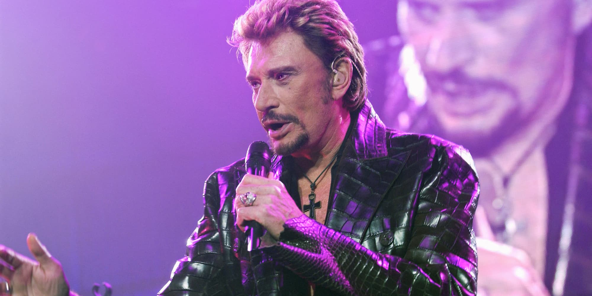 Johnny Hallyday se produit, le 15 décembre 2003 au Palais Omnisports de Bercy à Paris, lors de l'un des derniers concerts de sa "Tournée des stades".