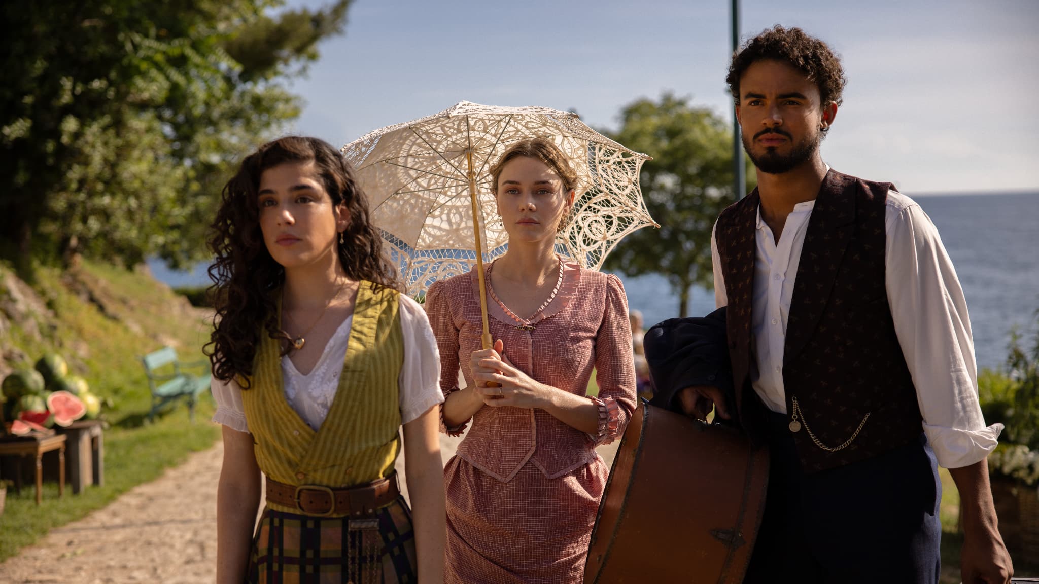 Grace Ambrose, Imogen Waterhouse et Matthew Broome dans la saison 2 de “The Buccaneers” sur Apple TV+.
Grace Ambrose, Imogen Waterhouse et Matthew Broome dans la saison 2 de “The Buccaneers” sur Apple TV+.