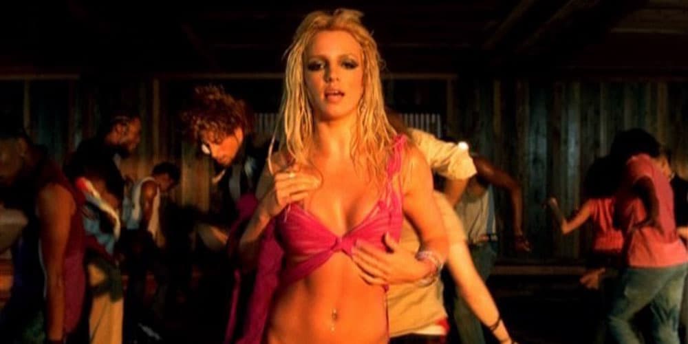 En 2001, Britney Spears tentait de lancer une nouvelle mode vestimentaire son son clip pour I'm a slave 4 U