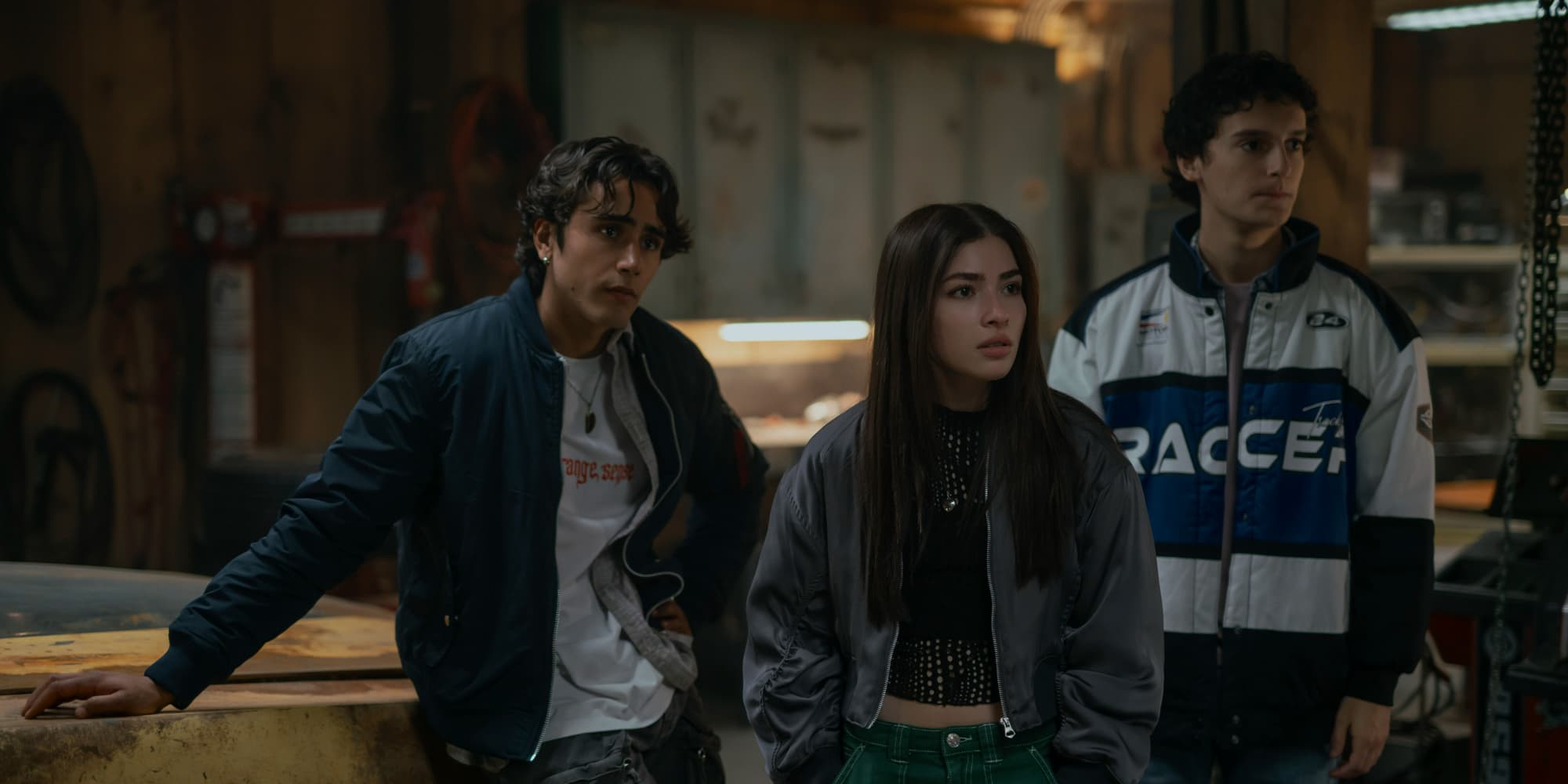 Zac (Michael Cimino), Caitlyn (Melissa Collazo) et Marcel (Nicolas Cantu) dans la saison 1 de Motorheads sur Prime Video.